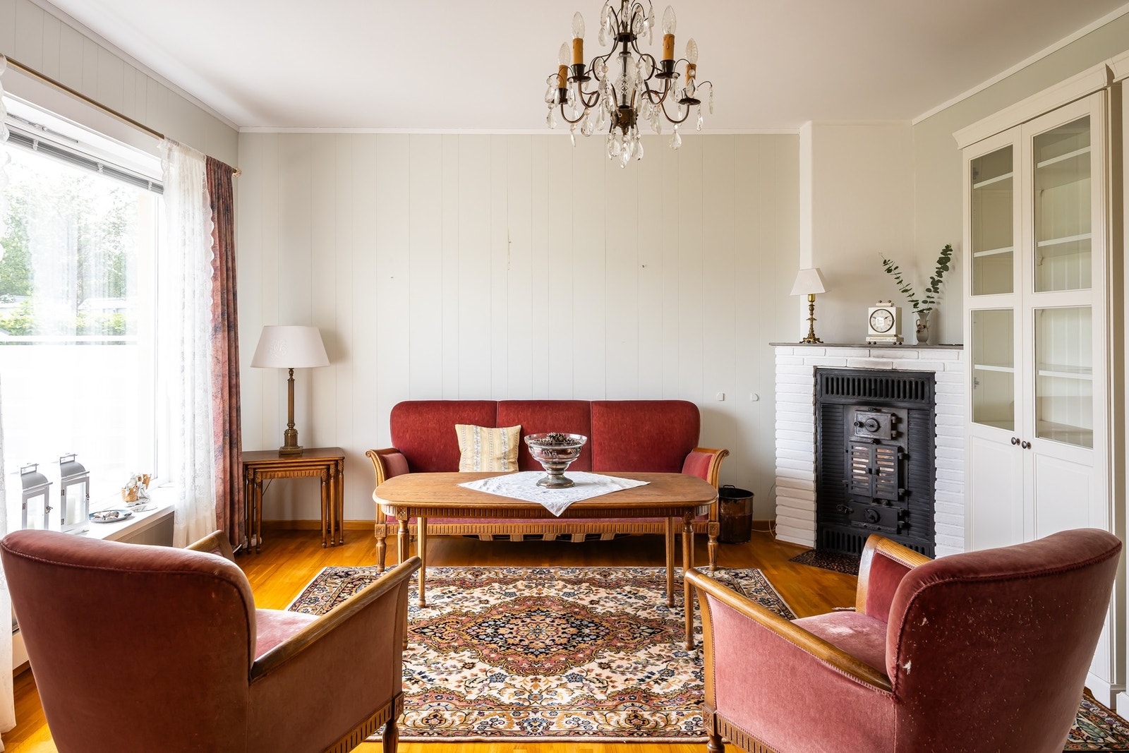 Rommet har parkett på gulv, lyse veggflater, malt panelpreg og store vindusflater som gir et godt lysinnslipp. Galleribilde