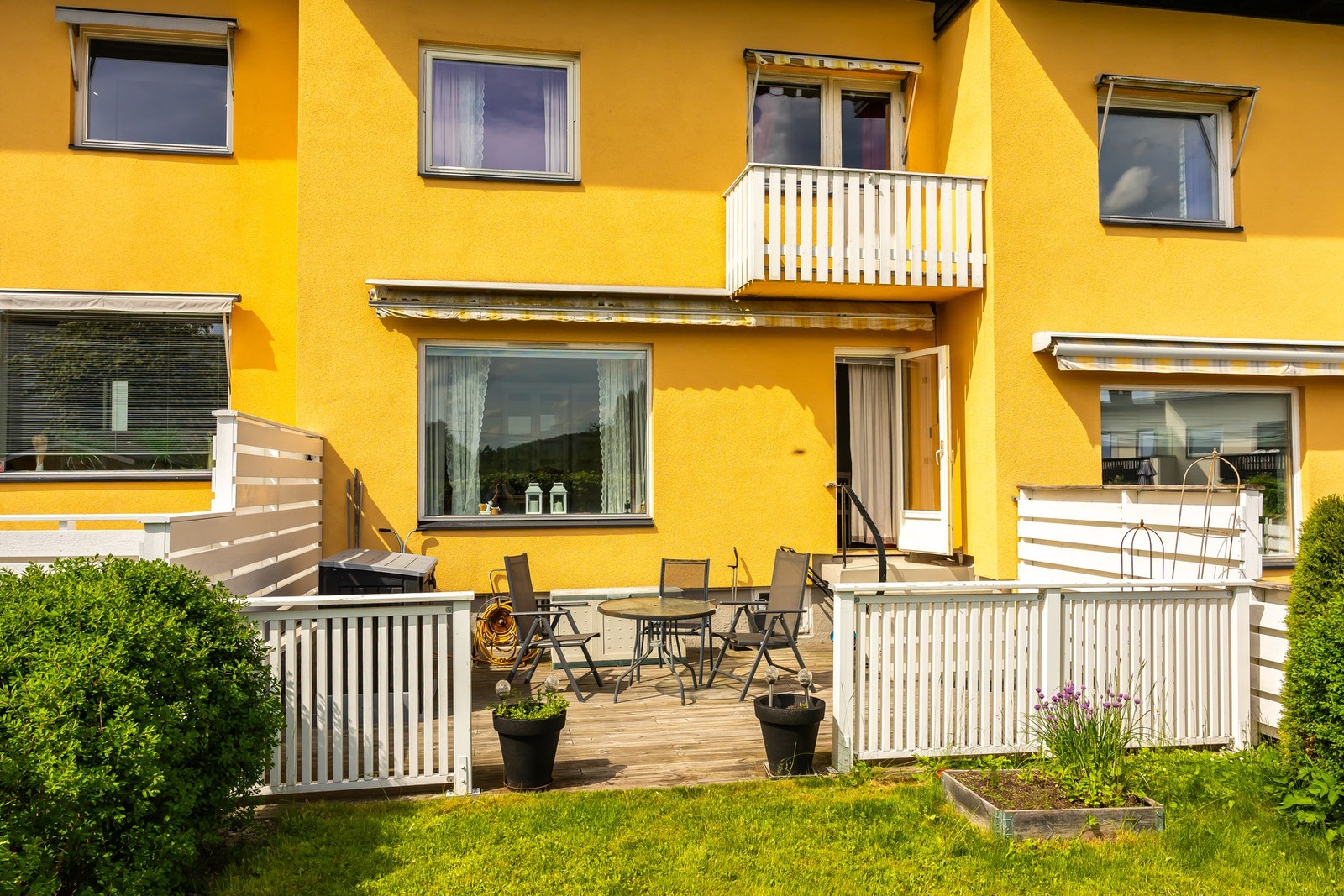 Fra stuen er det utgang til terrasse på ca. 23 kvm inkludert trapp, med plass til utemøbler og fin kontakt mot grønne omgivelser. Galleribilde