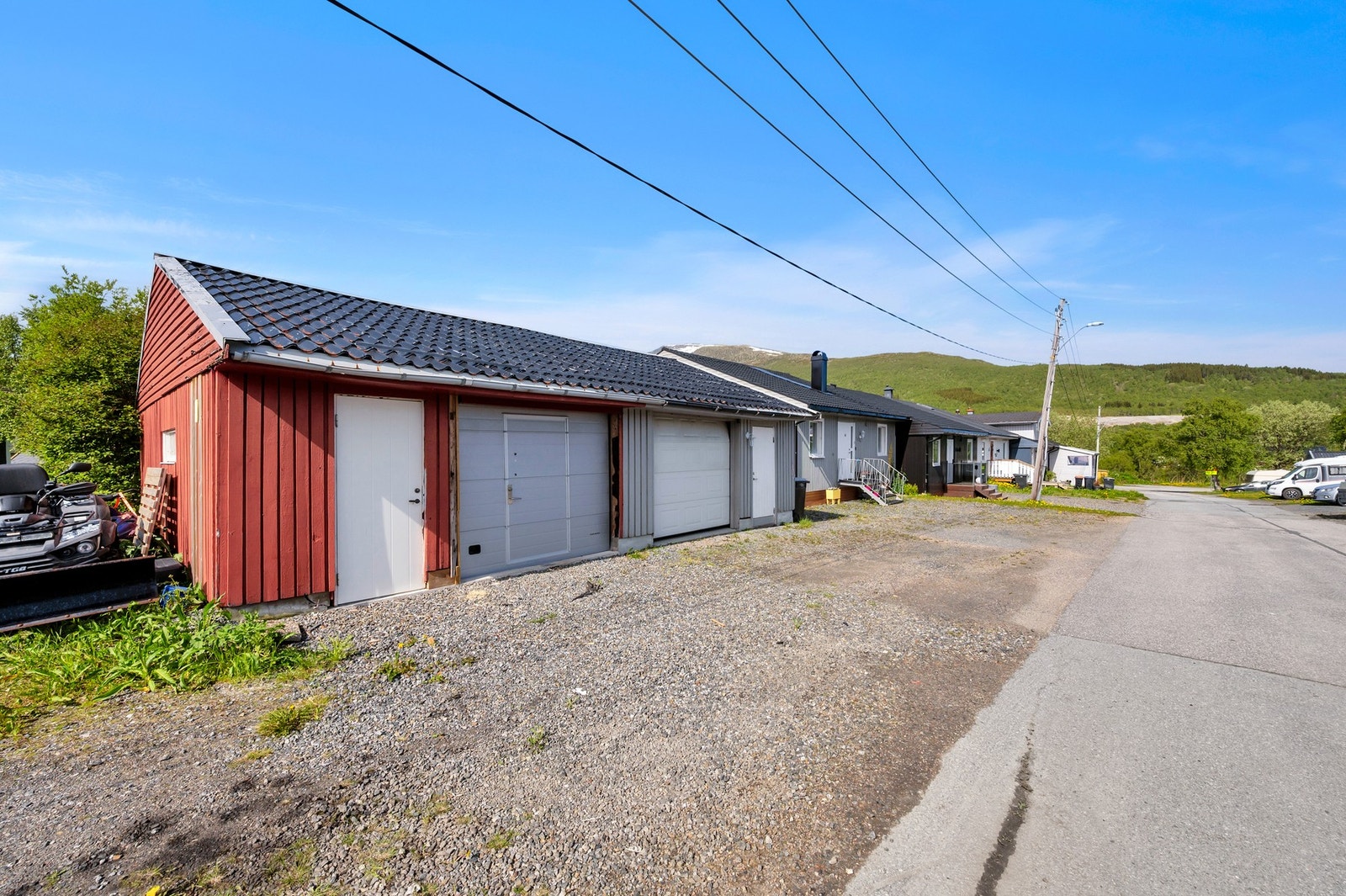Eiendommen disponerer en romslig garasje på ca. 31 m² med leddport og gode lagringsmuligheter. Galleribilde