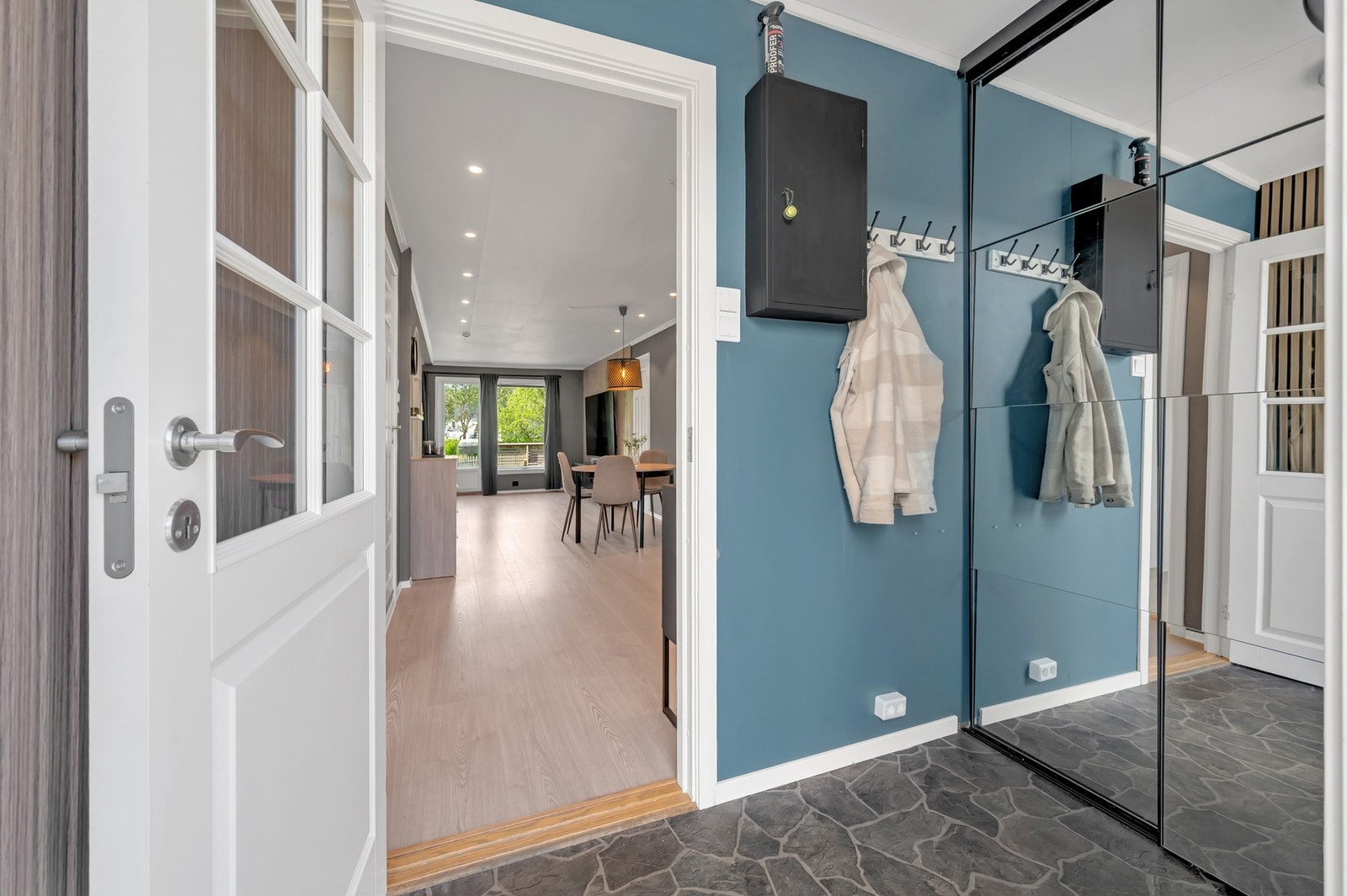 Vindfang med ny, malt ytterdør med glassfelt fra 2024. Galleribilde