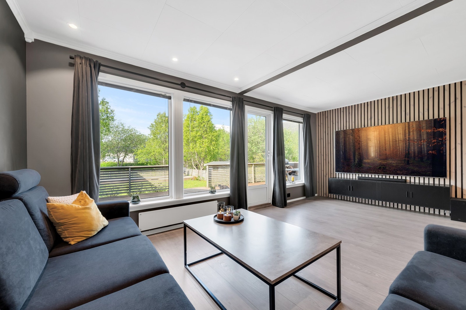 Stuen har god plass til en romslig sofagruppe. Gulvet er belagt med laminat, og veggene har malte bygningsplater. Galleribilde