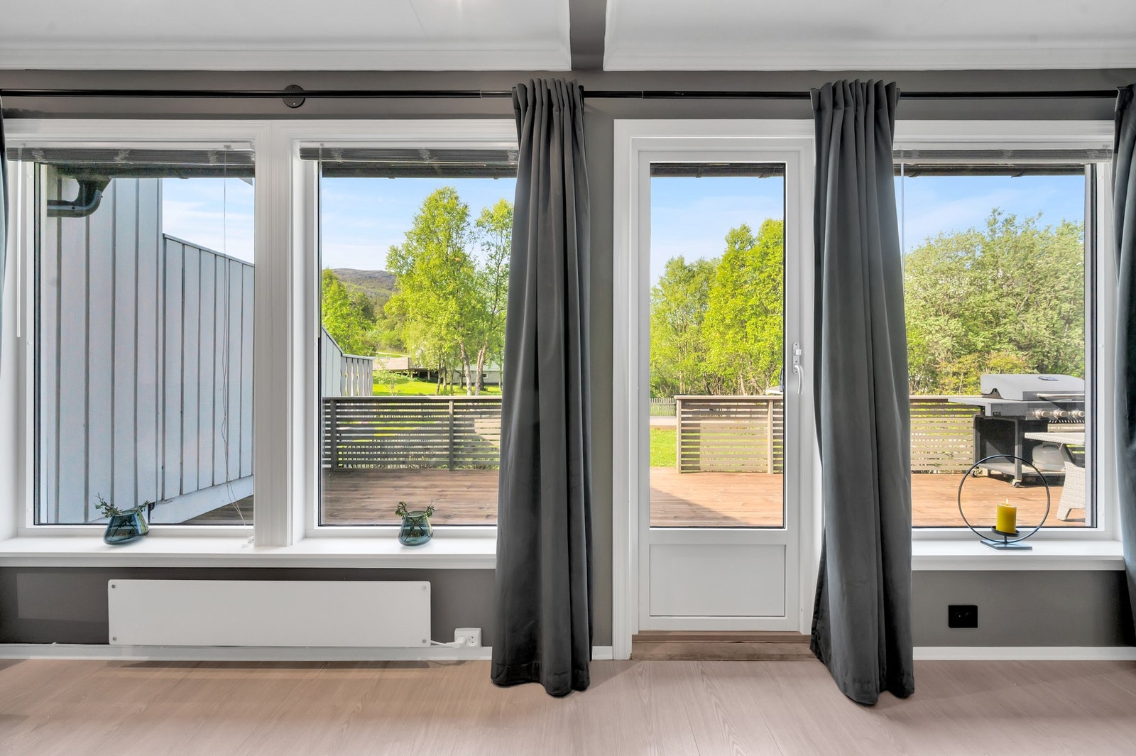 Fra stuen er det direkte utgang til terrassen gjennom en malt balkongdør. Vinduene har 2-lags isolerglass og er hovedsakelig fra 2015. Galleribilde