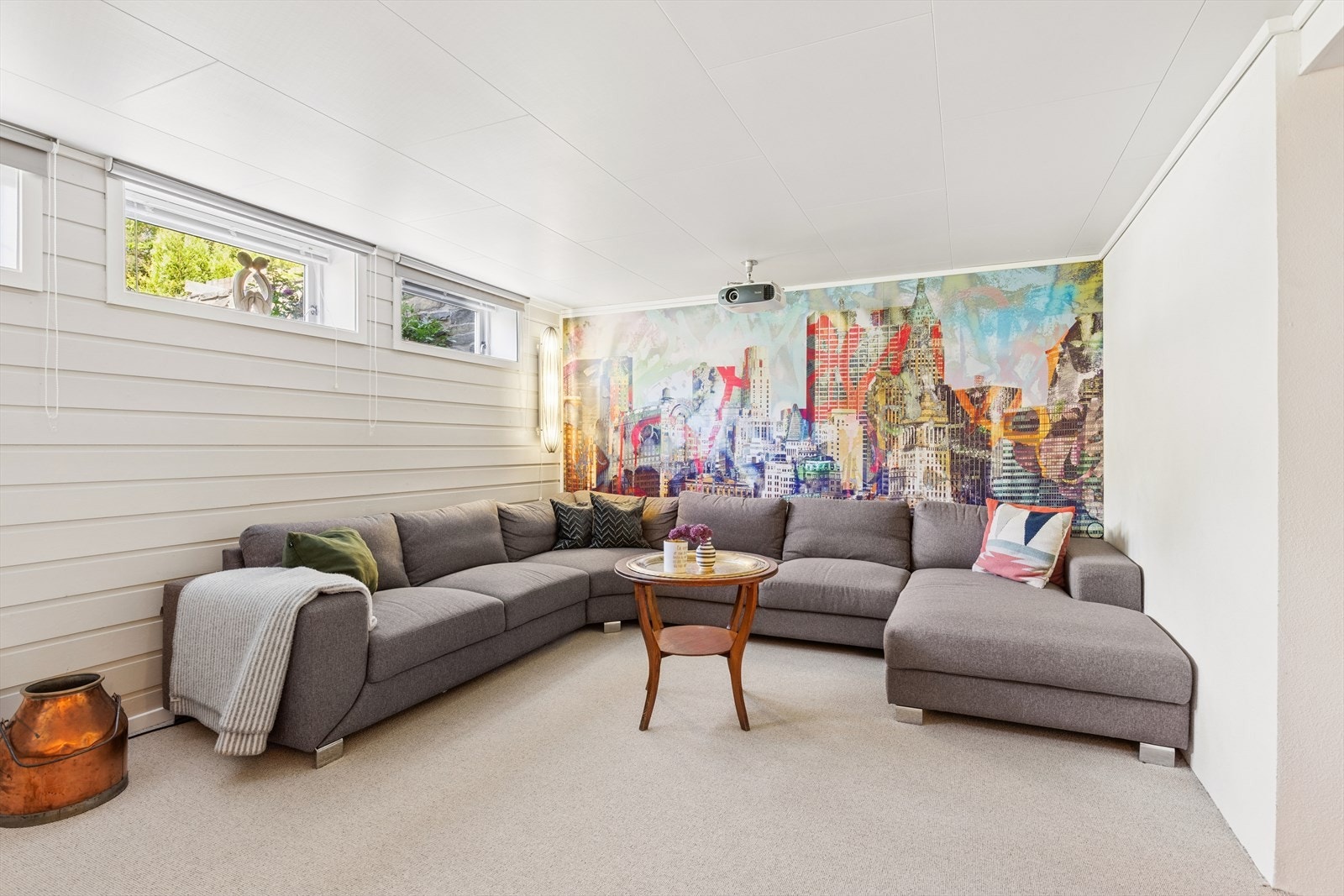 Hyggelig kjellerstue (Ikke godkjent) med stor hjørnesofa og gode sittemuligheter Galleribilde
