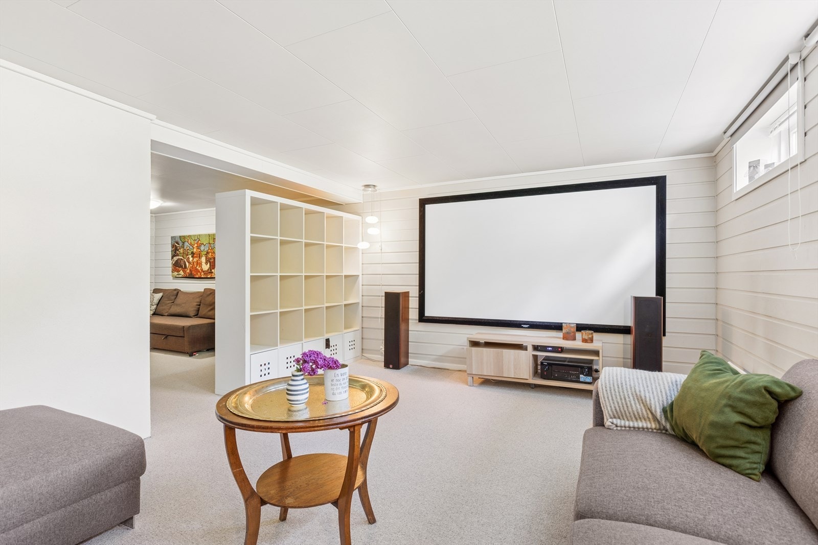 Kjellerstue(Ikke godkjent) med TV- og kinoløsning, samt god plass til opphold og oppbevaring Galleribilde