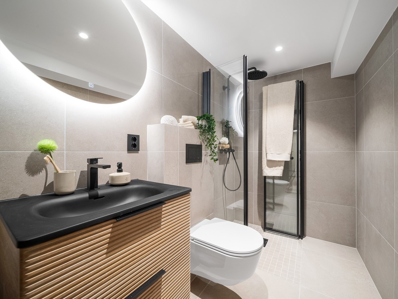 Badet i kjelleretasjen holder tilsvarende god standard som i 1.etg, og er også innredet med keramiske fliser på gulv og vegger. Galleribilde