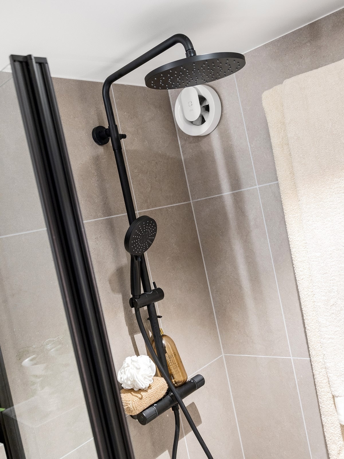 Badet er utstyrt med servantinnredning med nedfelt servant, speil med integrert belysning, vegghengt toalett og dusjhjørne med glassvegger. Galleribilde