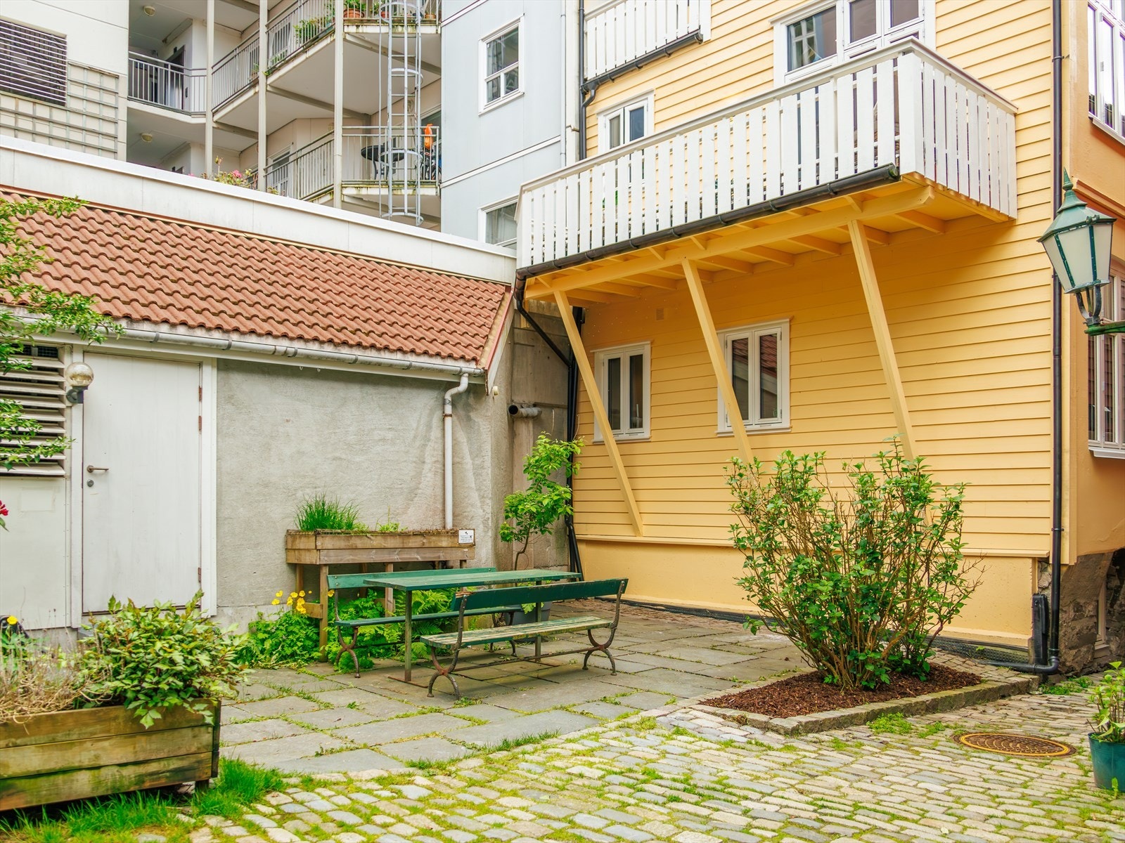 Eiendommen ligger i et veletablert sentrumsområde preget av klassisk bybebyggelse, moderne næringslokaler og attraktive boliger. Galleribilde