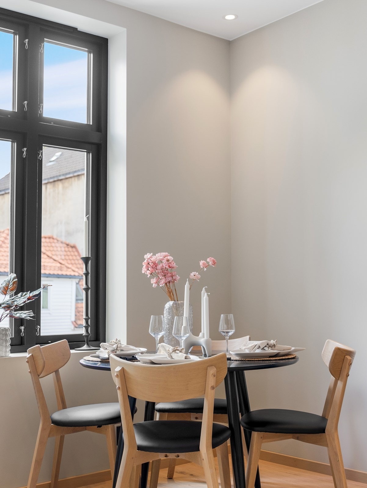 Store vindusflater slipper inn rikelig med dagslys og bidrar til en lys og trivelig romfølelse. Galleribilde