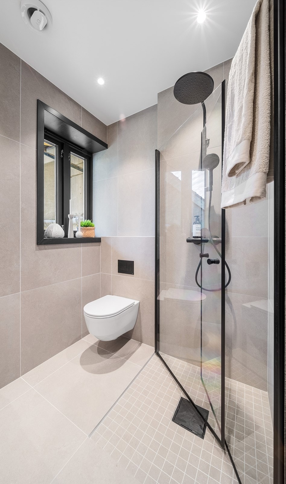 Badet i 1. etasje ble oppført i 2026 og er utført med keramiske fliser på gulv og vegger. Galleribilde