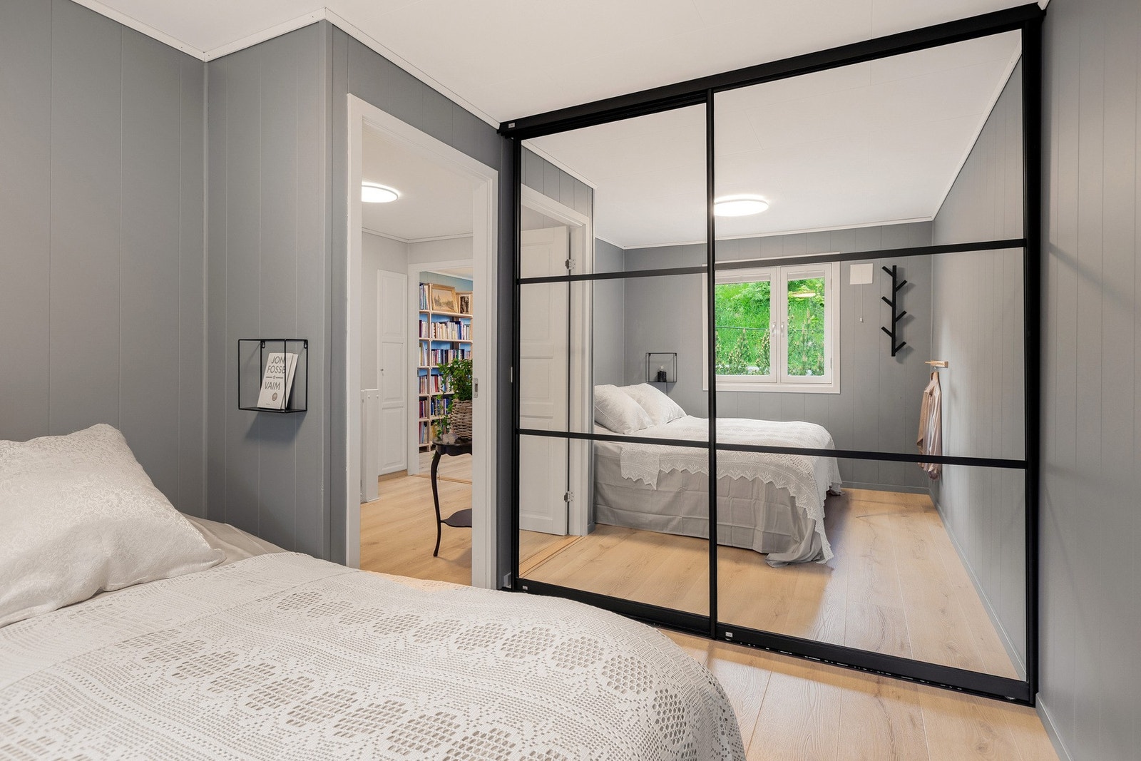 Hovedsoverom med skyvedørsgarderobe som gir rikelig med oppbevaringsplass og et ryddig uttrykk. Galleribilde