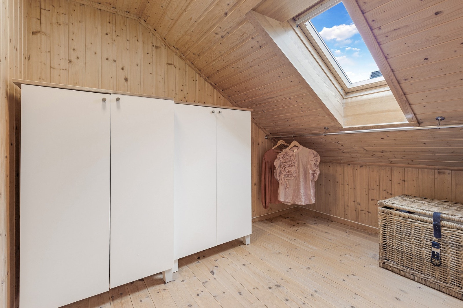 Loftsrom med gode oppbevaringsmuligheter og naturlig lys fra takvindu. Galleribilde
