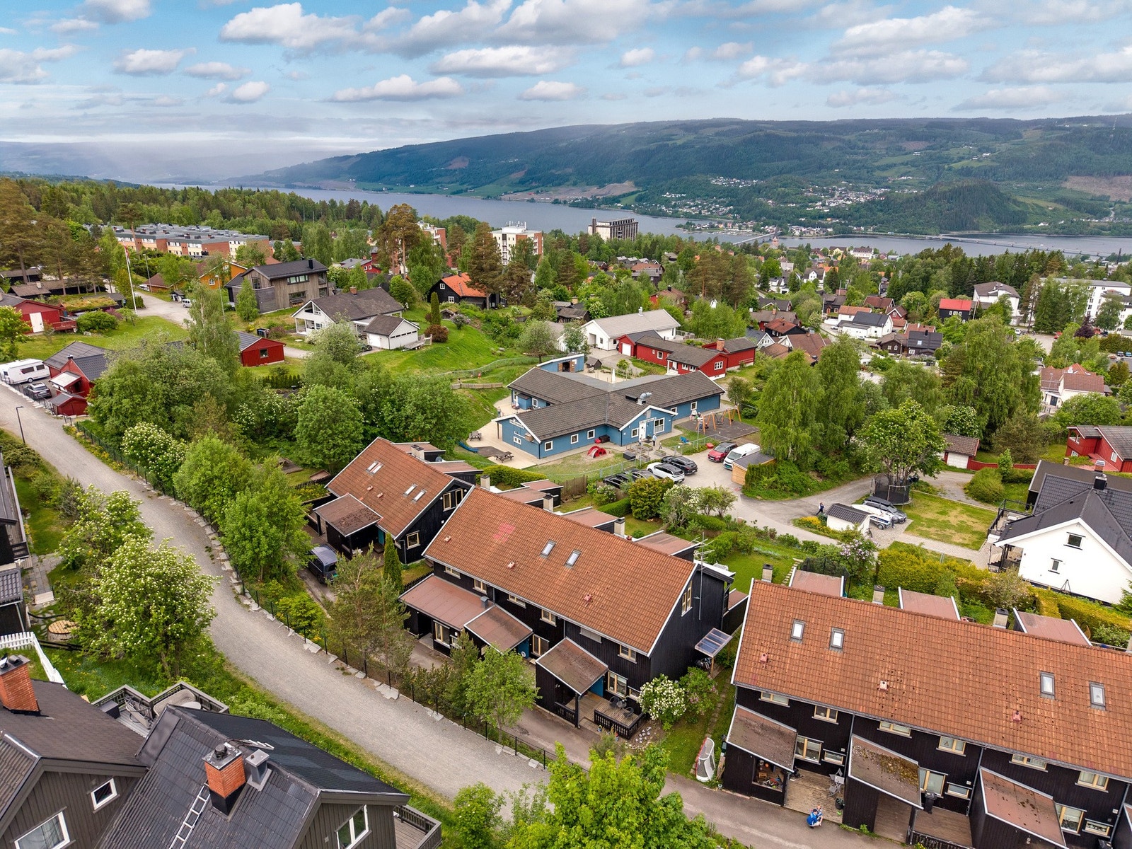 Boligen sett ifra østsiden - ligger i midten av rekke bestående av 3 boliger. Vestvendt og solrikt beliggende med nærhet til barnehage. Galleribilde