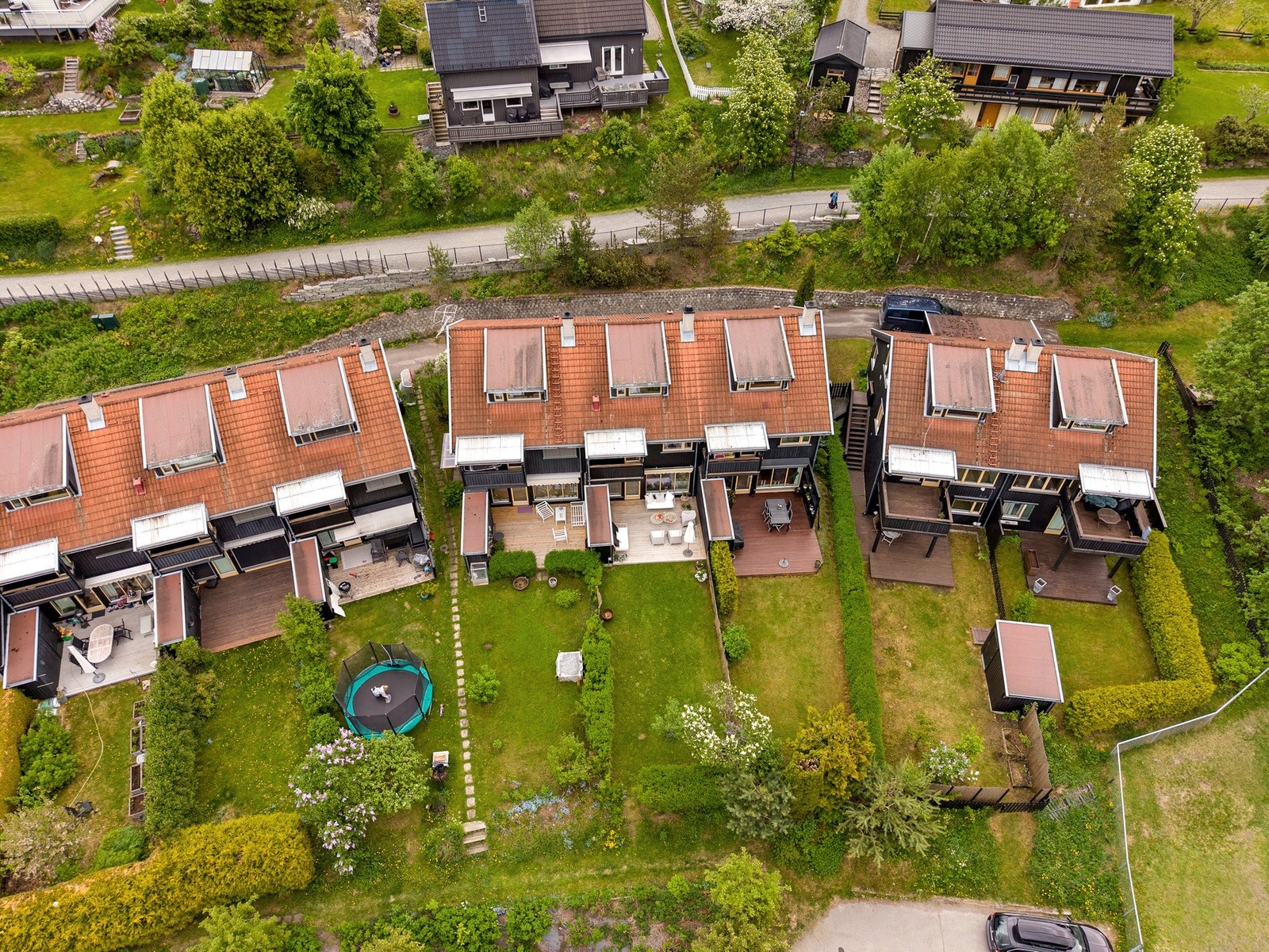 Boligen ligger i et hyggelig og veletablert boligområde i Nybu. Sameiet består av flere rekkehusboligen med umiddelbar nærhet til tverrløypa. Galleribilde