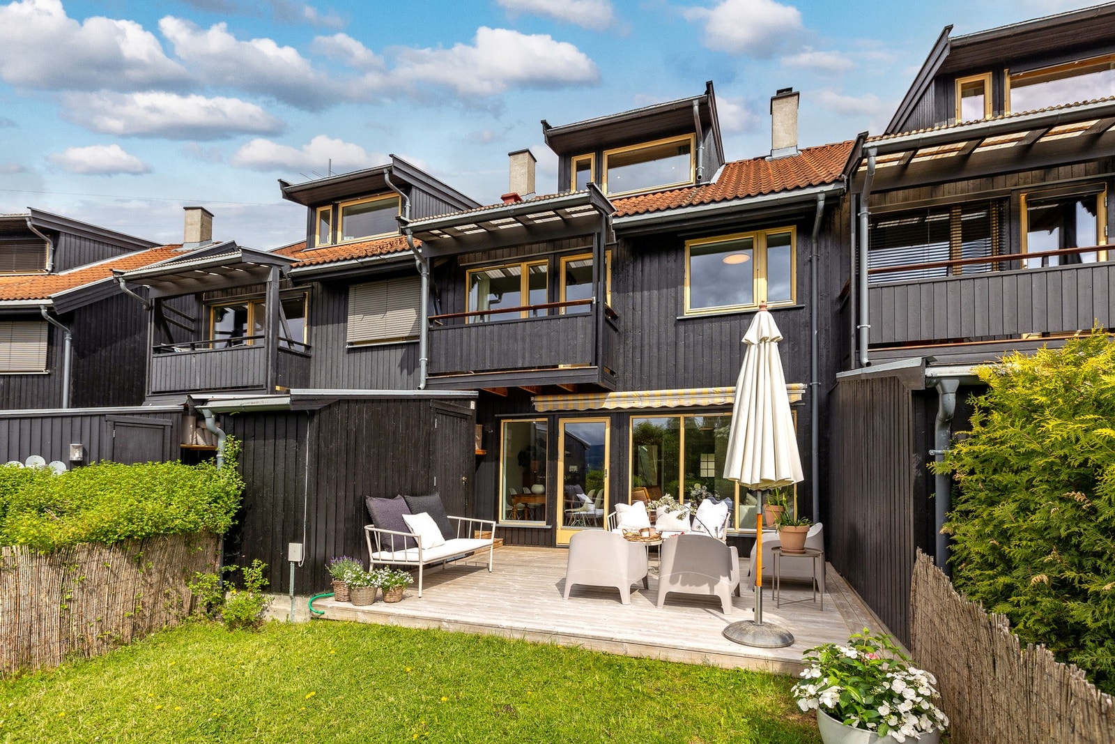 Solrik terrasse og hage med direkte adkomst fra boligen - et perfekt sted for både avslapning og hyggelige sammenkomster. Galleribilde