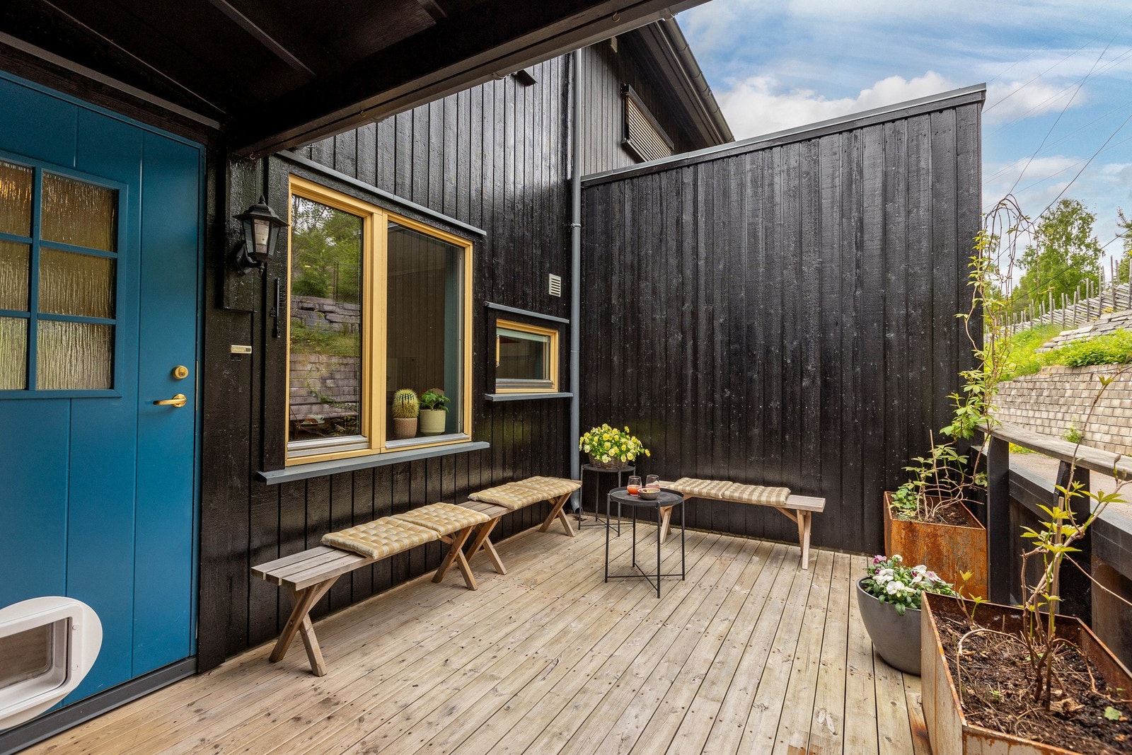 I forbindelse med inngangspartiet er det også en skjermet og hyggelige terrasseplatting med god morgen- og dagssol. Galleribilde