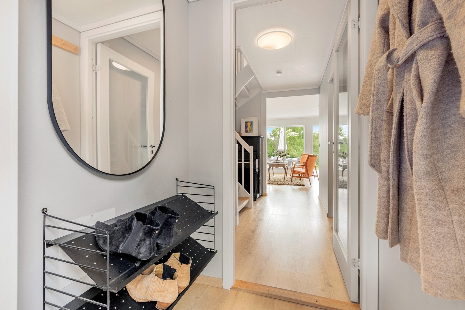 Velkommen inn - entre med plass for både skohyller og klesheng. Galleribilde