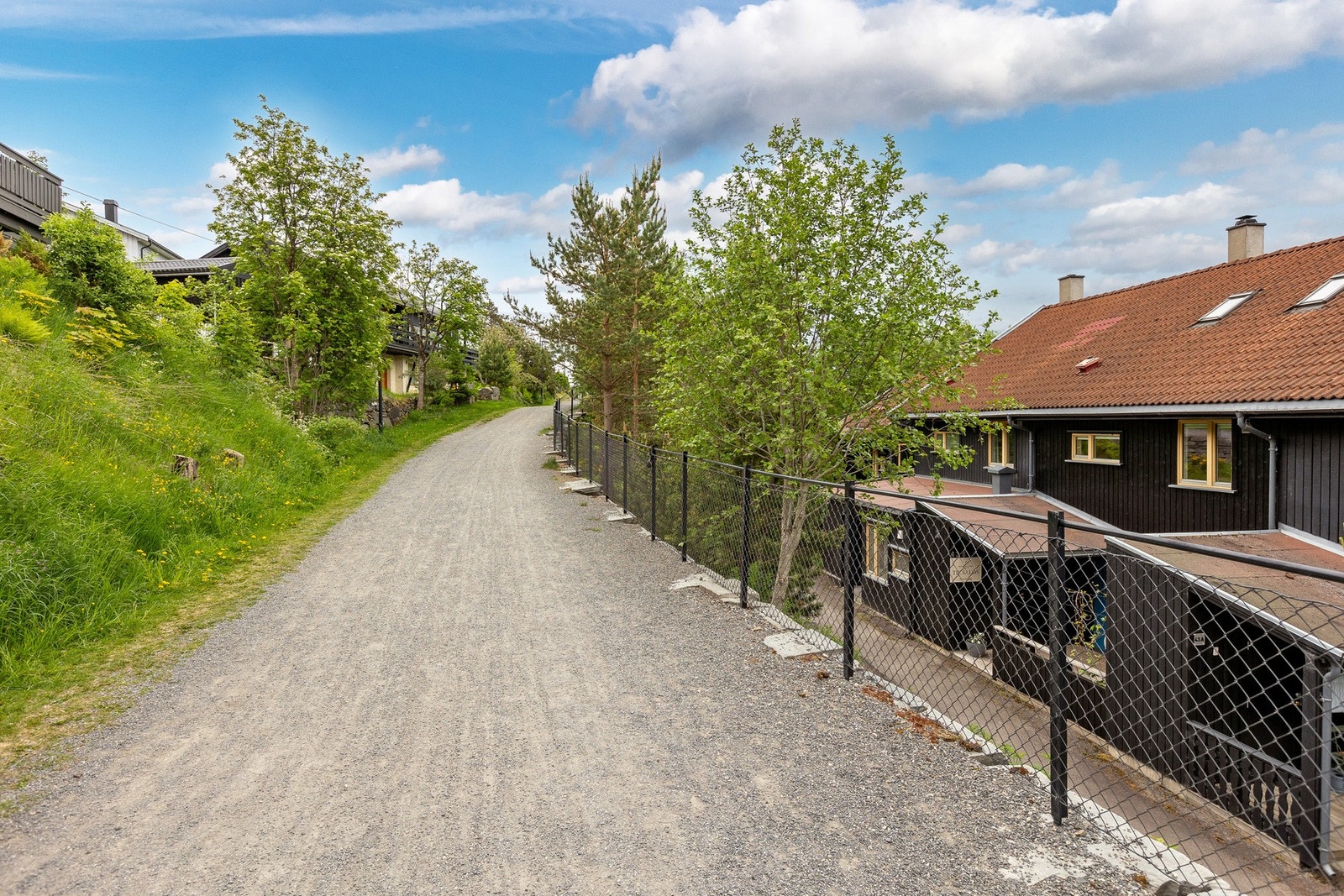 Boligen ligger umiddelbart ved tverrløypa som strekker seg fra nord til sør i øvre del av Lillehammer. Fantastisk utgangspunkt for trening og turopplevelser. Galleribilde