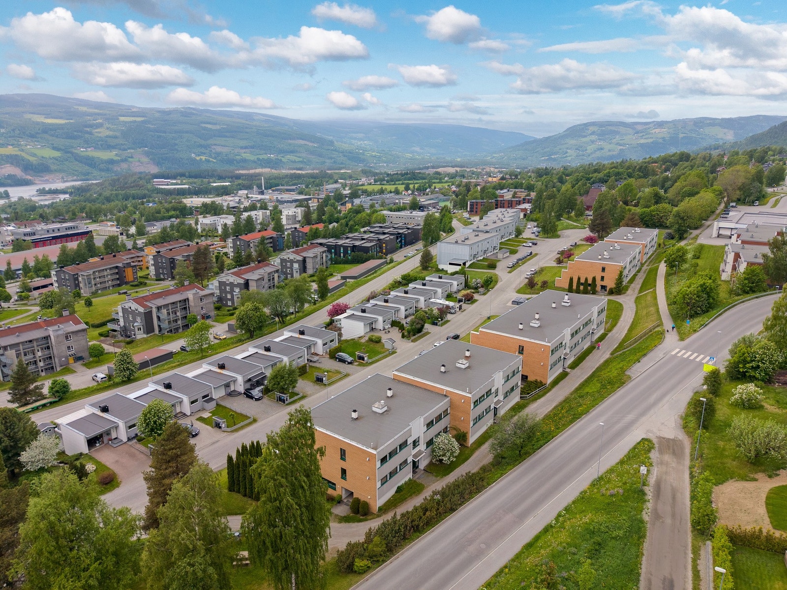 Fra området er det kort vei til sentrum, Mjøsa og et bredt utvalg av fasiliteter. Galleribilde
