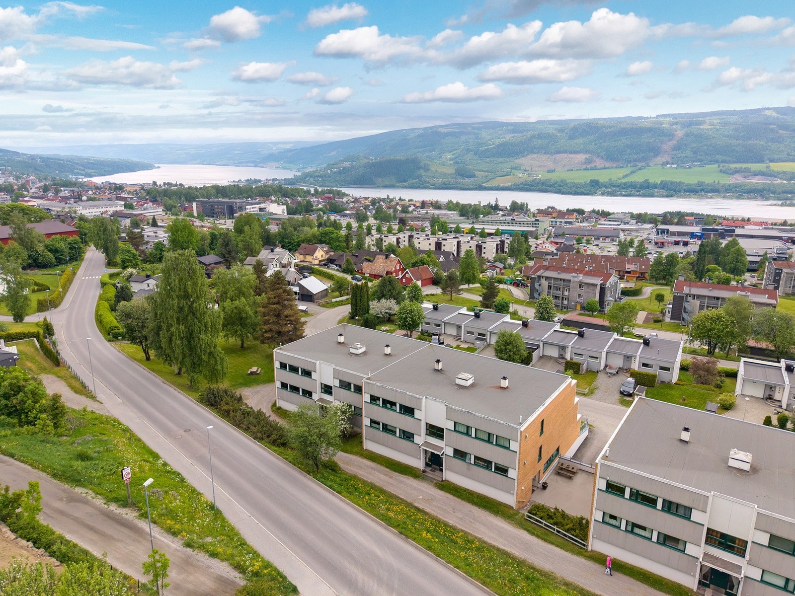Boligen ligger fint til med nærhet til både servicetilbud og flotte turområder. Galleribilde