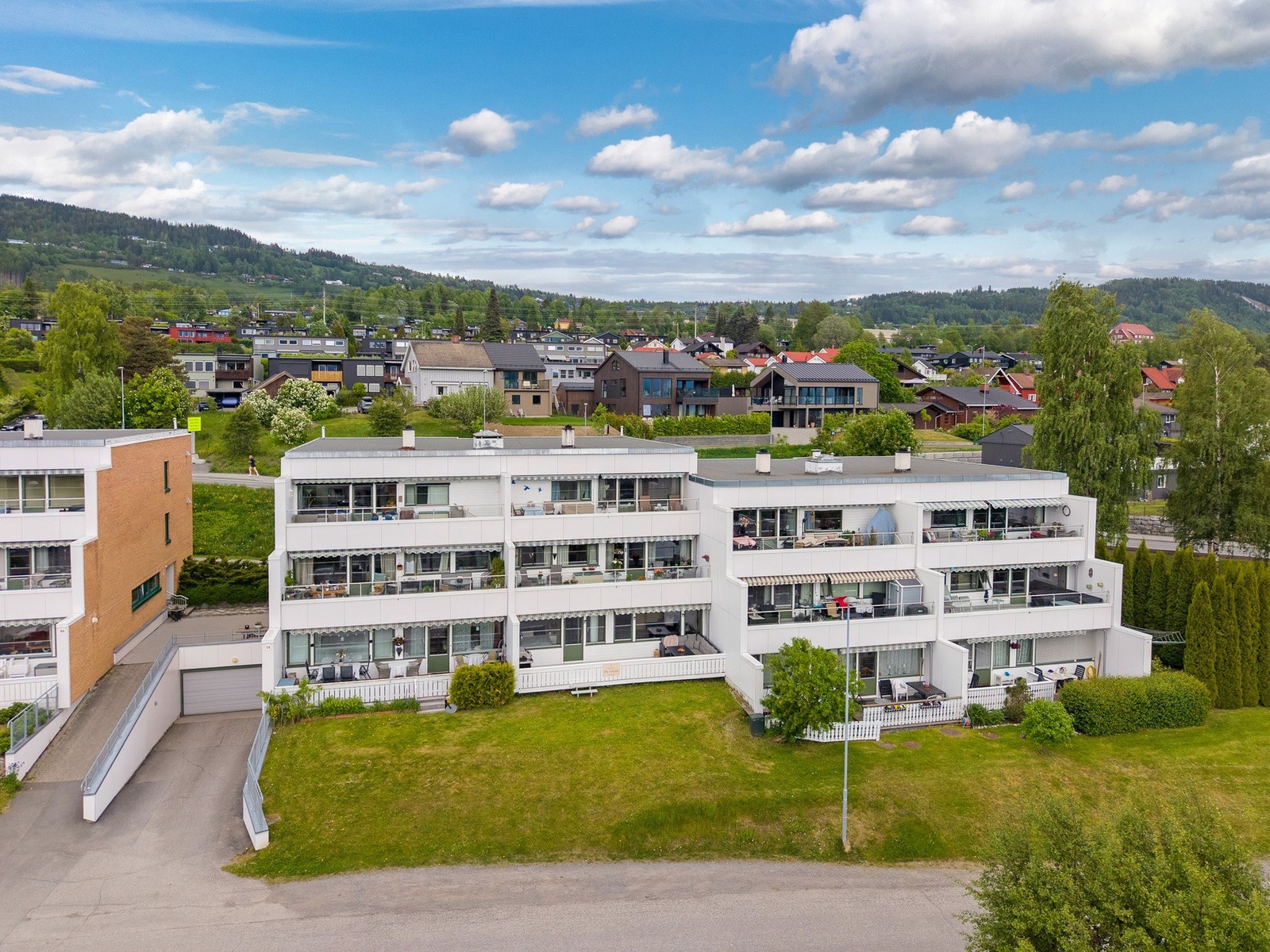 Leiligheten ligger i et velholdt borettslag med pent opparbeidede fellesarealer. Galleribilde