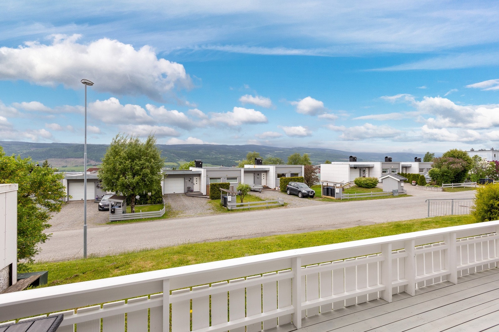 Terrassen innbyr til hyggelige måltider og lange sommerdager utendørs. Galleribilde