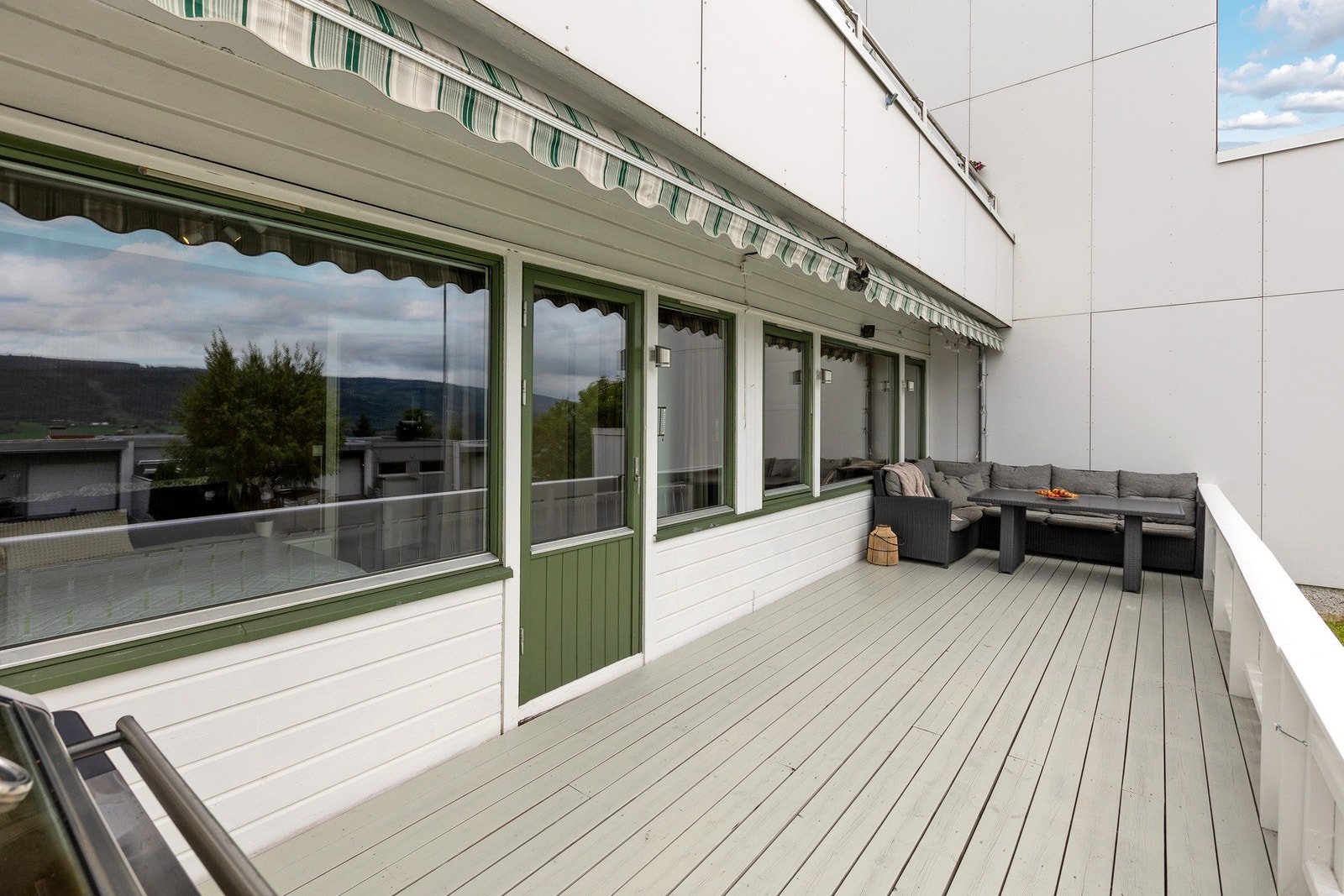 Stor og skjermet terrasse med god plass til flere sittegrupper. Galleribilde