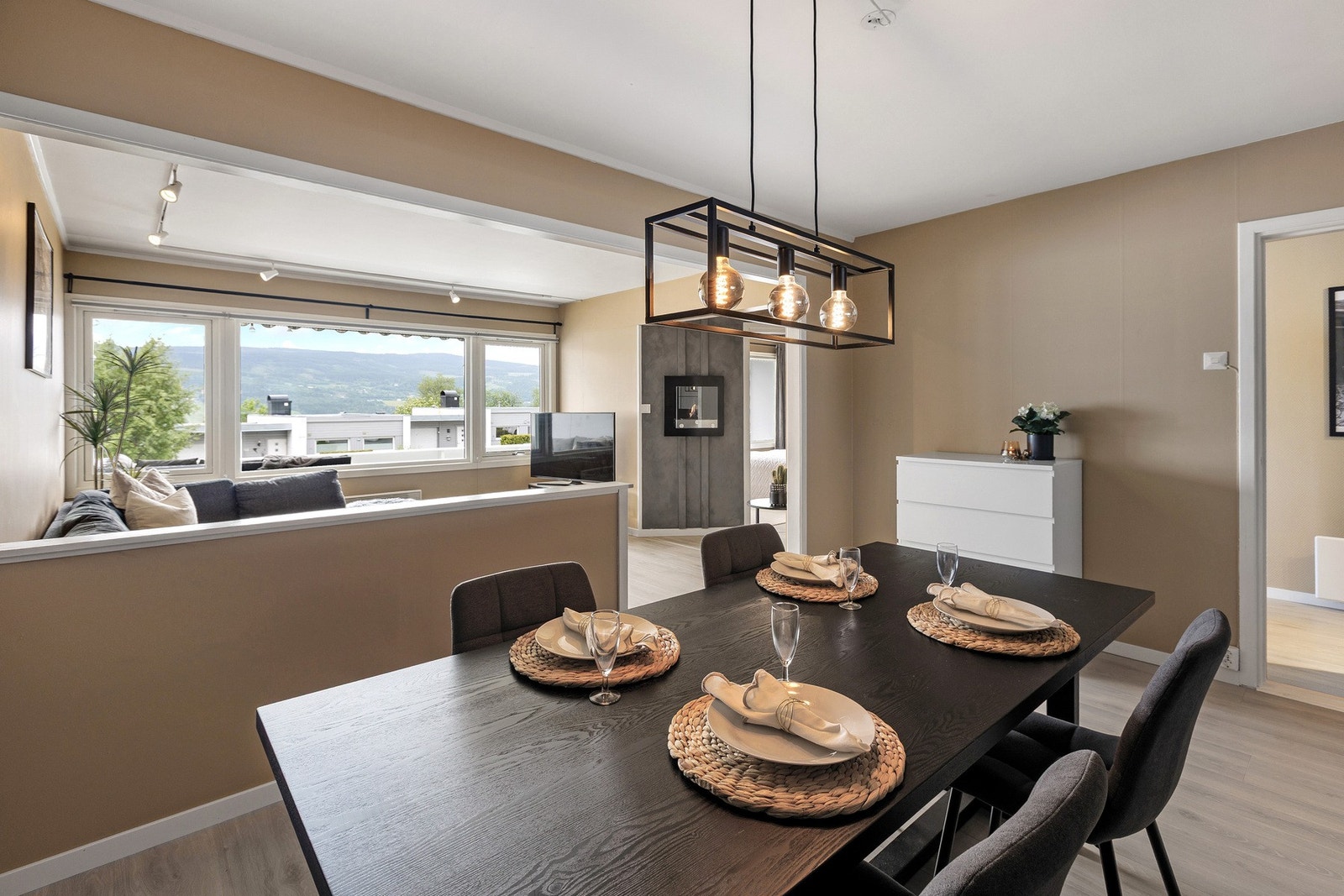 Stor spiseplass med plass til langbord - perfekt for hyggelige middager med familie og venner. Galleribilde