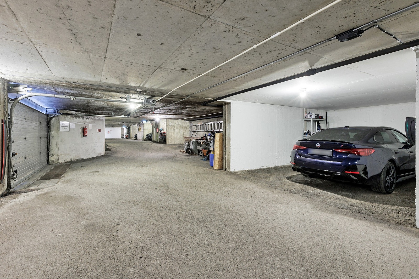 Fast parkeringsplass i felles garasjeanlegg gir enkel og trygg parkering året rundt. Galleribilde