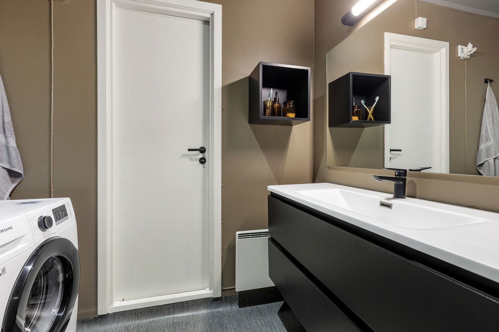 Badet er oppgradert med stilren baderomsinnredning og god oppbevaringsplass. Galleribilde