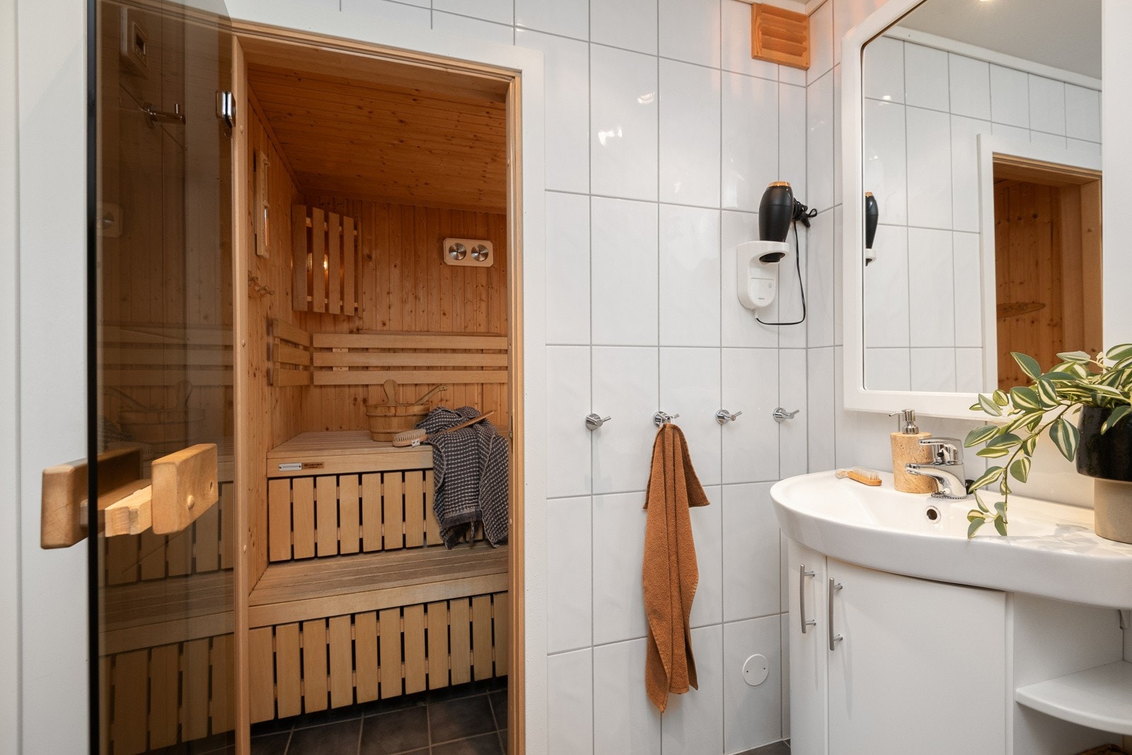 I tillegg har badet direkte adkomst til badstue. Galleribilde