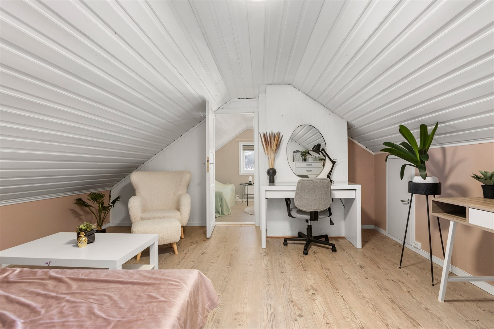 Loftet er innredet i ettertid med rom som benyttes som to soverom og loftstue (Tiltaket fra uinnredet loft til dagens løsning er ikke søkt godkjent). Galleribilde