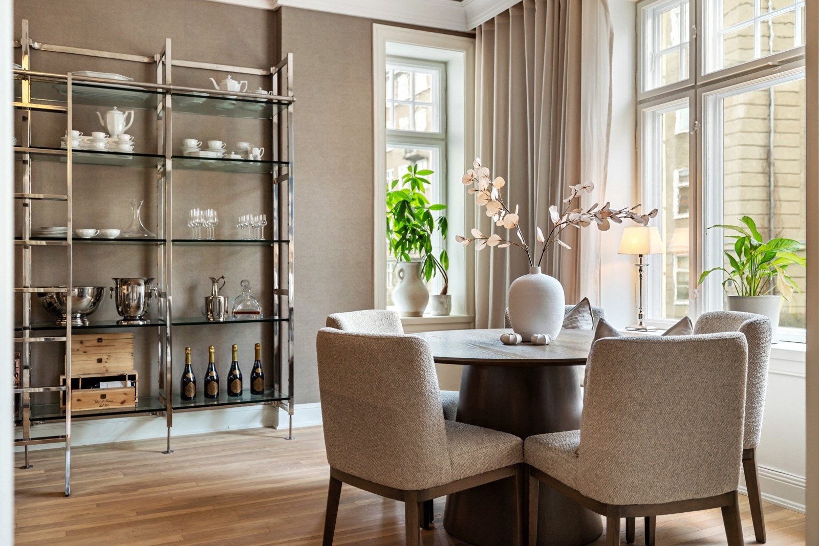 Kjøkkenet har god plass til et stort spisebord ved vinduet, hvor de store flatene slipper inn rikelig med naturlig lys og gir en lys, luftig og innbydende atmosfære. Galleribilde