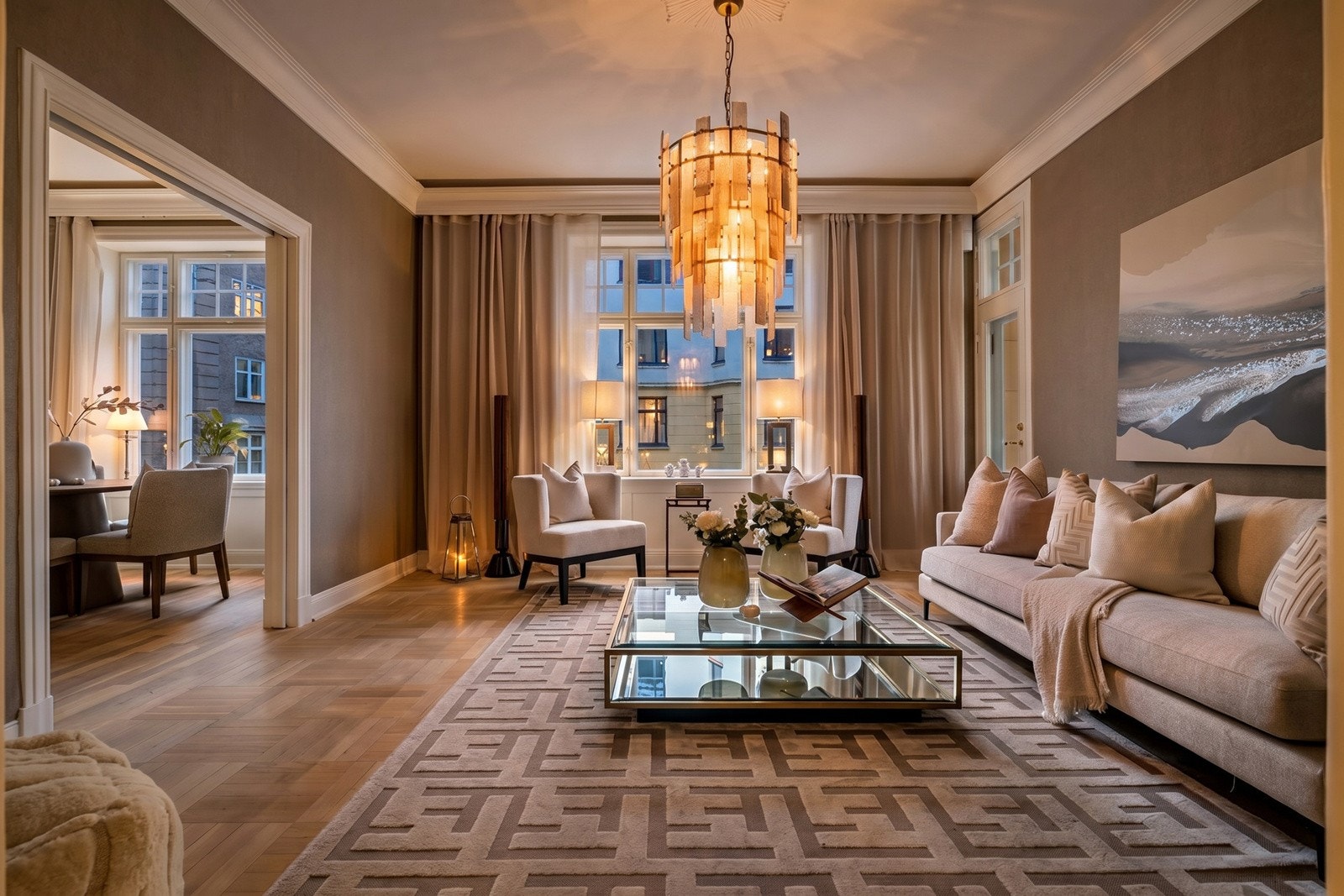 Stuen er et romslig og elegant oppholdsrom med rikelig plass til møblering av både sofagruppe og tilhørende møblement. Galleribilde