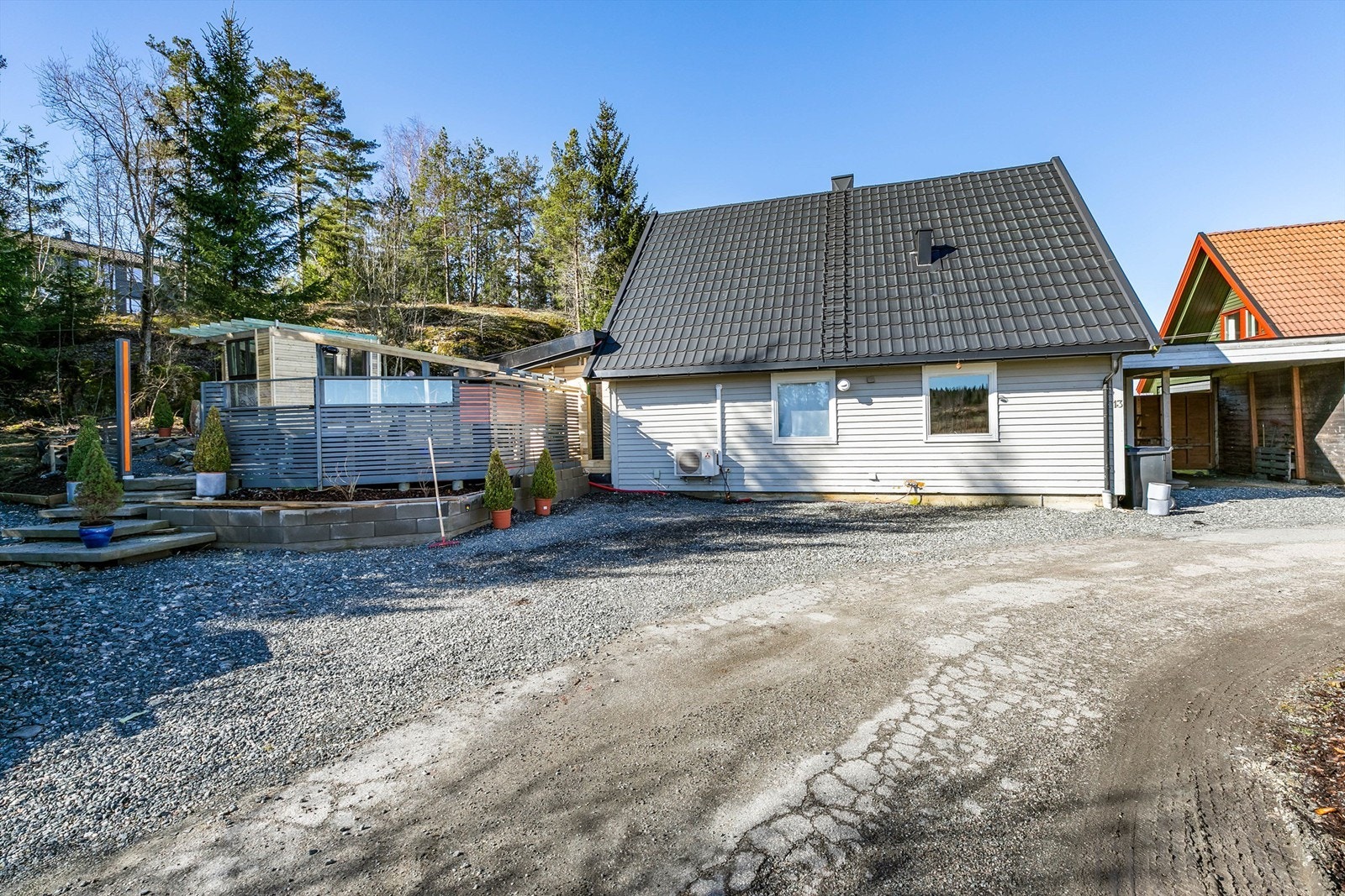 Utenom carporten er det oppstillingsmulighet for flere biler på gårdsplassen foran boligen. Galleribilde