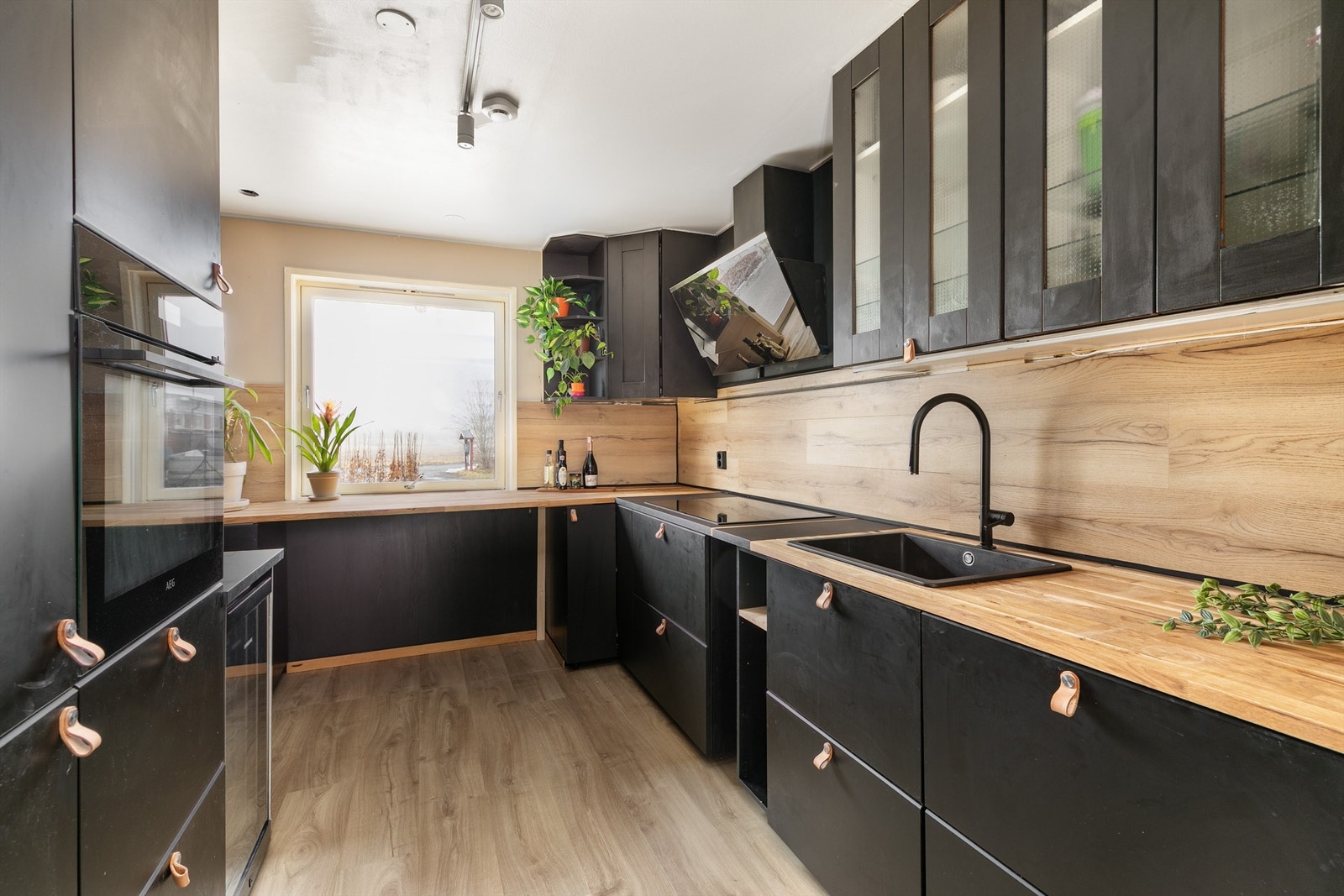Kjøkkenet ble i 2024 oppgradert med ny innredning fra IKEA, påkostet med benkeplate i heltre eik. Galleribilde