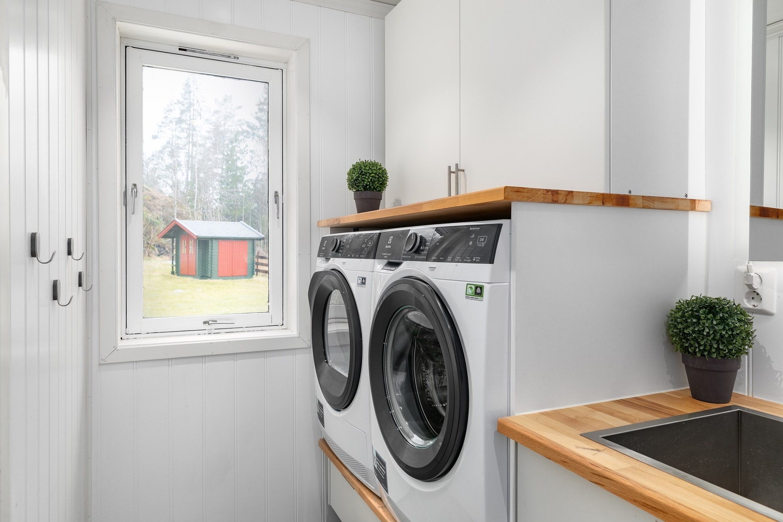 Vaskerommet er oppgradert i 2020. Vaskemaskin og tørketrommel i hendig arbeidshøyde gjør vaskerommet bruksvennlig, disse følger ikke med boligen. Galleribilde