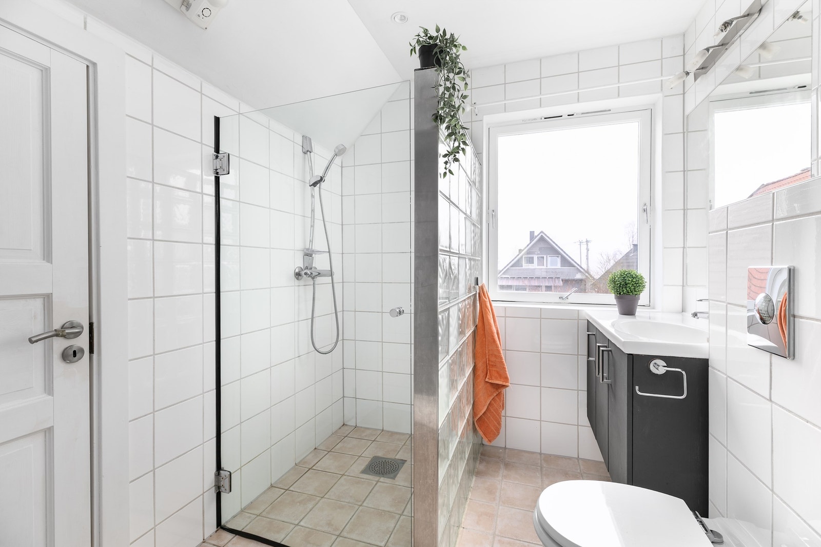 Badet er pusset opp på ukjent tidspunkt. Motfall rundt sluket er gitt TG 3. Galleribilde