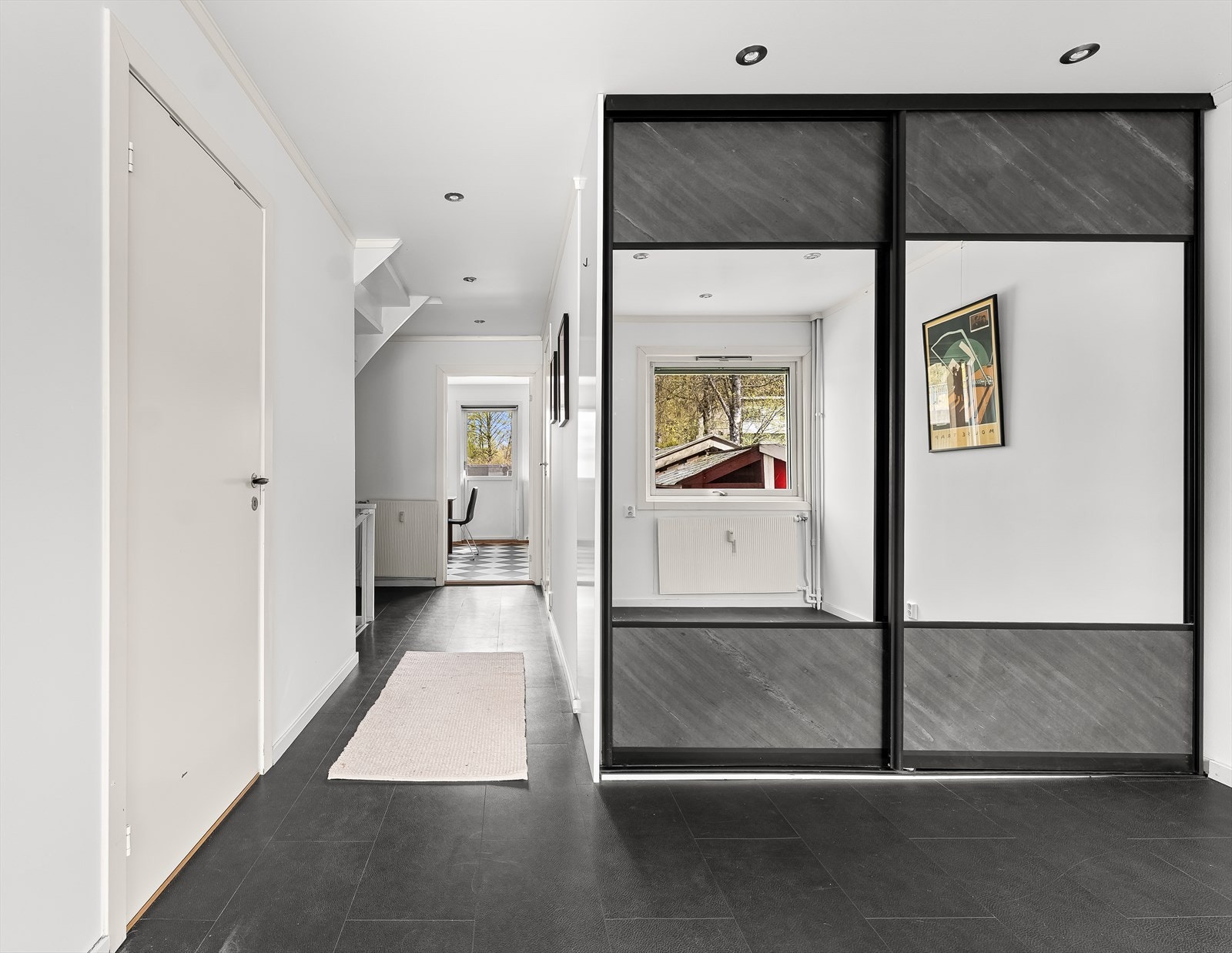 Innbydende entré med praktisk skyvedørsgarderobe og god oppbevaringsplass. Galleribilde