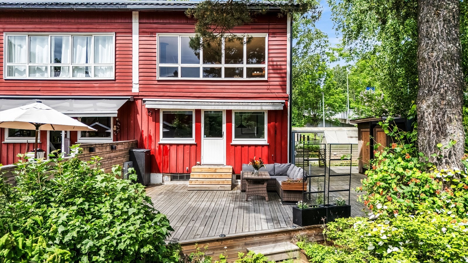 Romslig enderekkehus over tre plan, beliggende i et attraktivt og barnevennlig område på Lijordet/Eiksmarka. En av fordelene med å bo i enden av rekken er at man får større hage og mer privatliv. Her har man plass til å boltre seg! Galleribilde