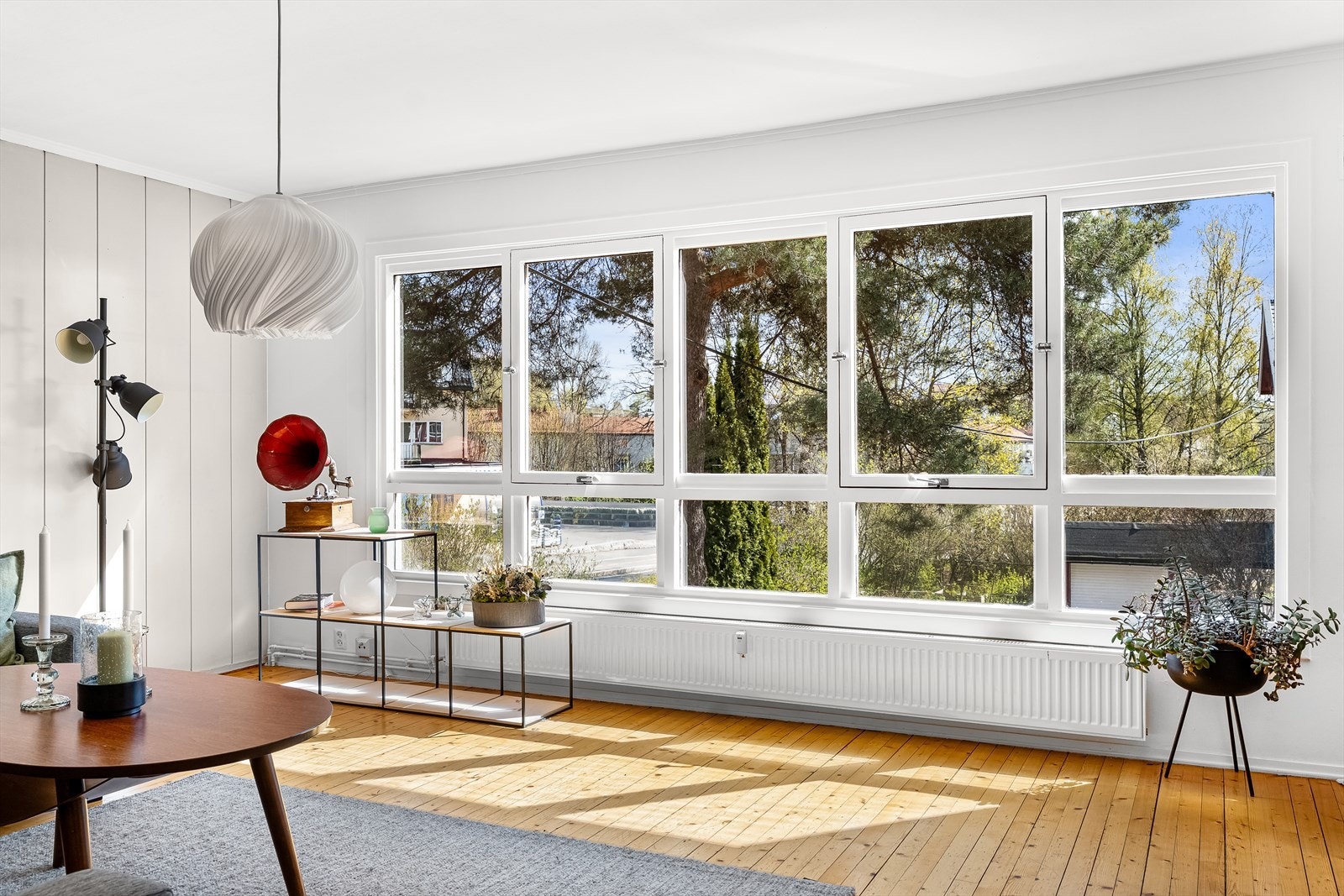 Store vindusflater gir godt med naturlig lysinnslipp. Galleribilde