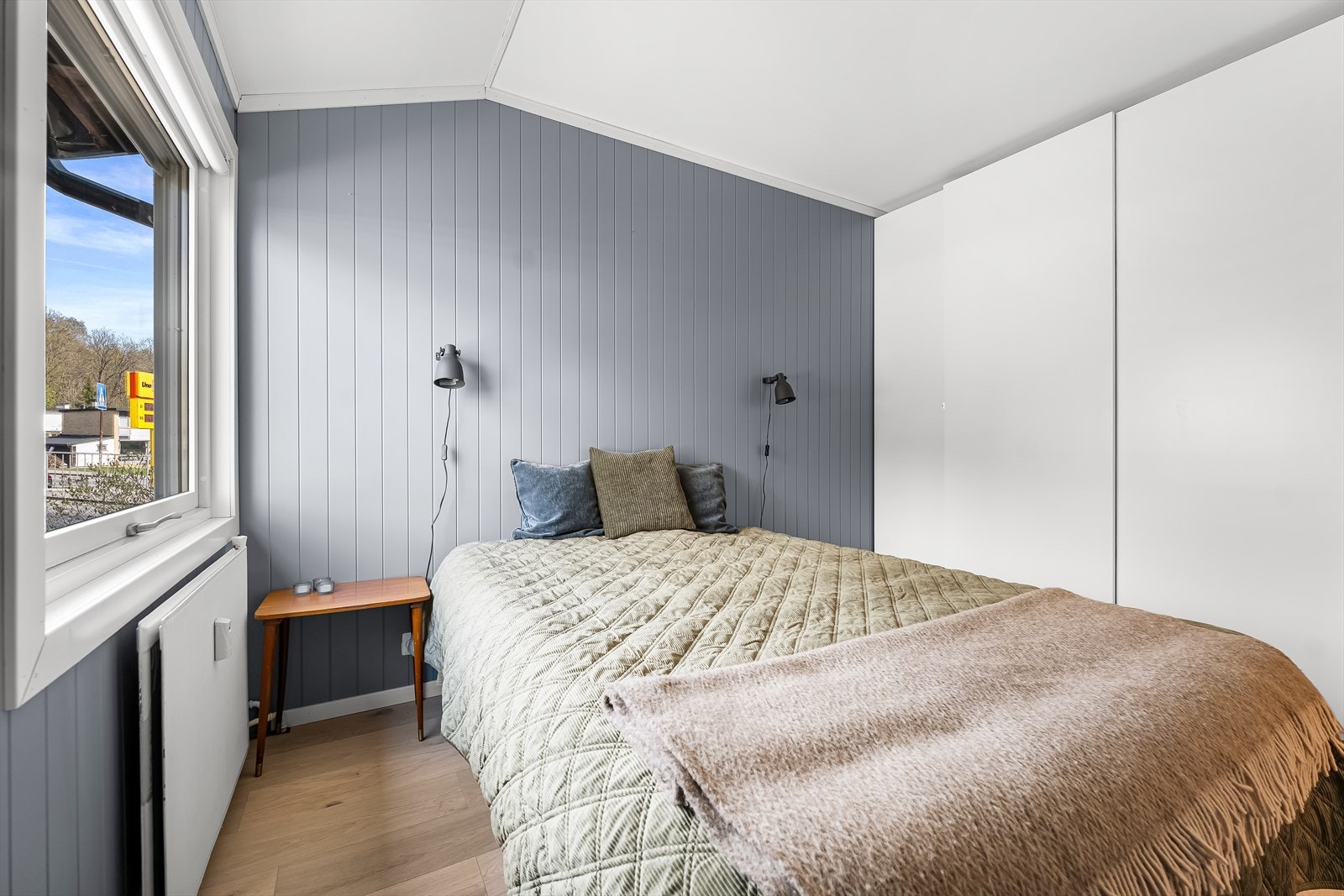 I tillegg er det skyvedørsgarderobe som gir praktisk oppbevaringsplass. Galleribilde