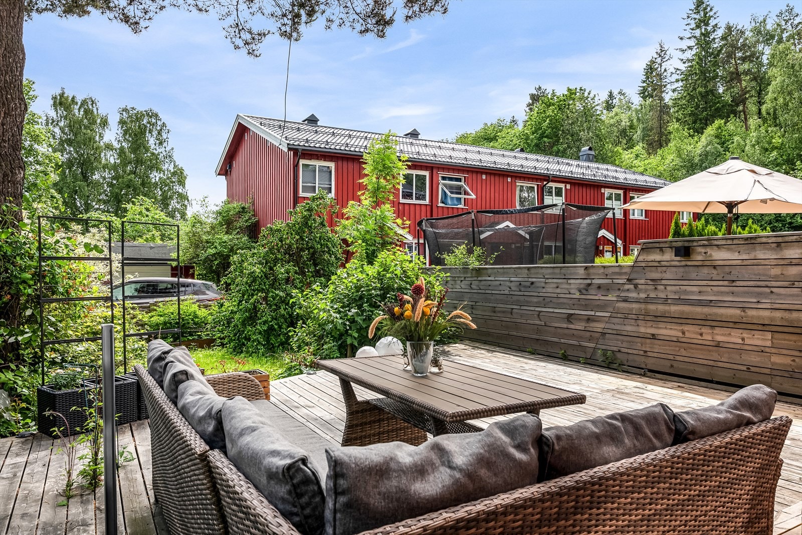 Eiet tomt på 339 kvm. Tomten er pent opparbeidet med plen, terrasse og stenbelagt innkjøring. Galleribilde