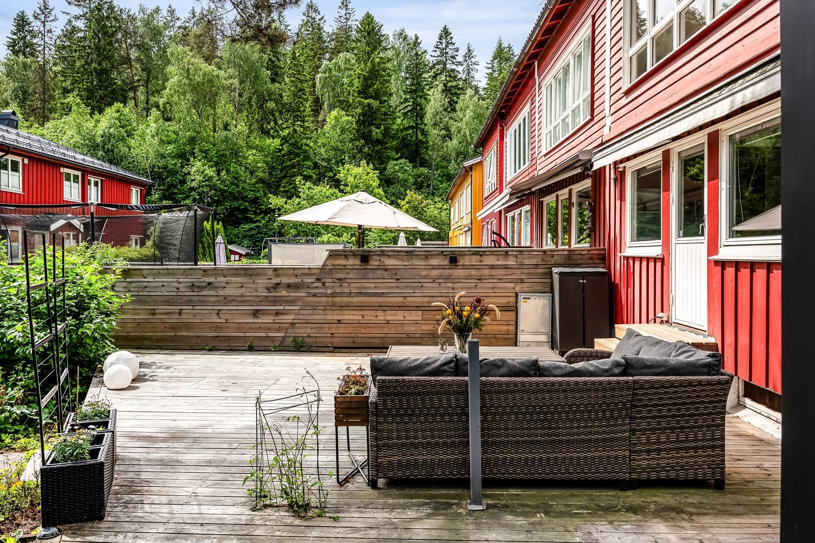 Eiet tomt på 339 kvm. Tomten er pent opparbeidet med plen, terrasse og stenbelagt innkjøring. Galleribilde