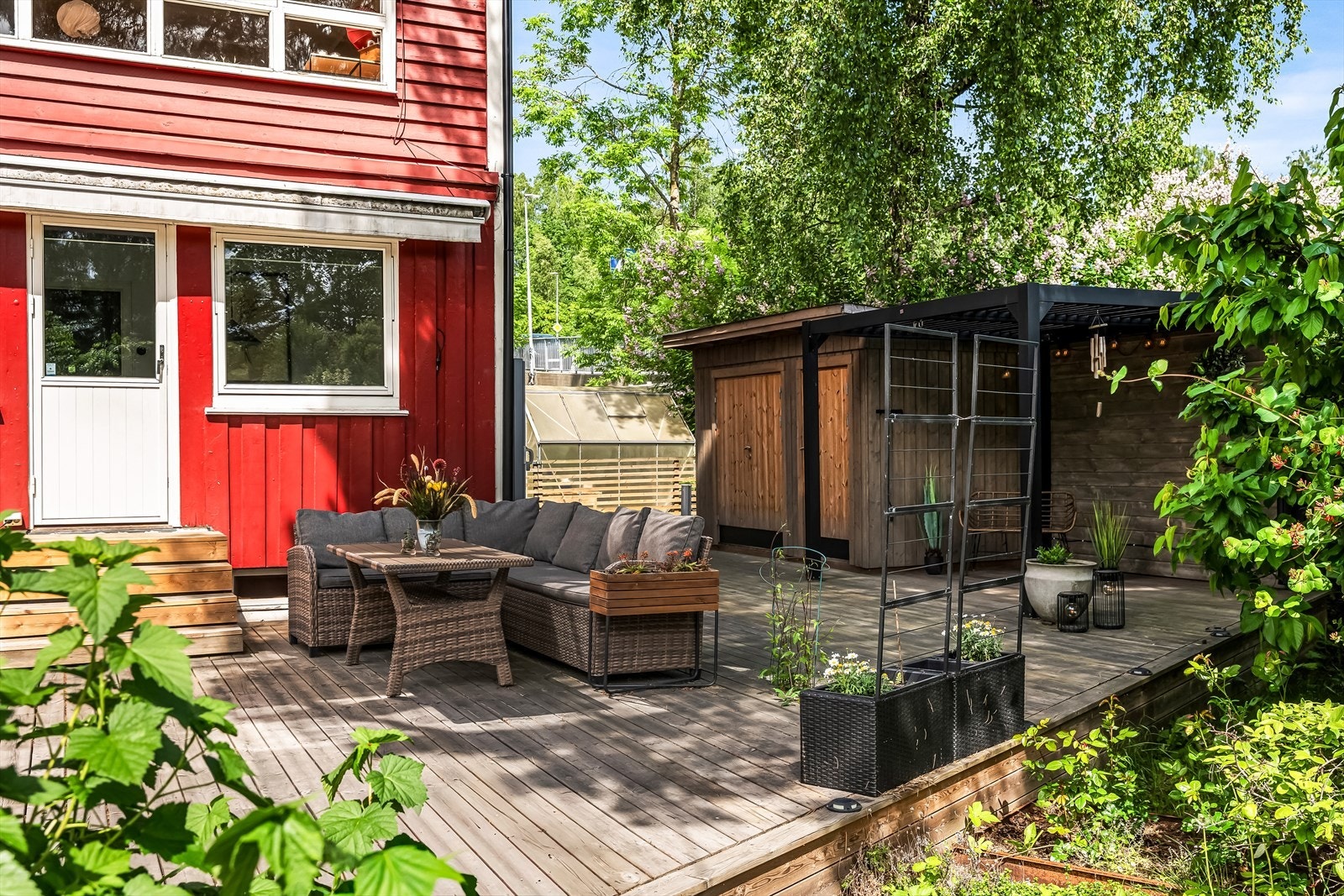Hagabra teHagabråten friområde er bare noen hundre meter unna- et populært rekreasjonsområde med flotte turstier, akebakke om vinteren, skøytebane, fotballbane og et hyggelig bålhus som legger til rette for sosialt samvær året rundt. Galleribilde