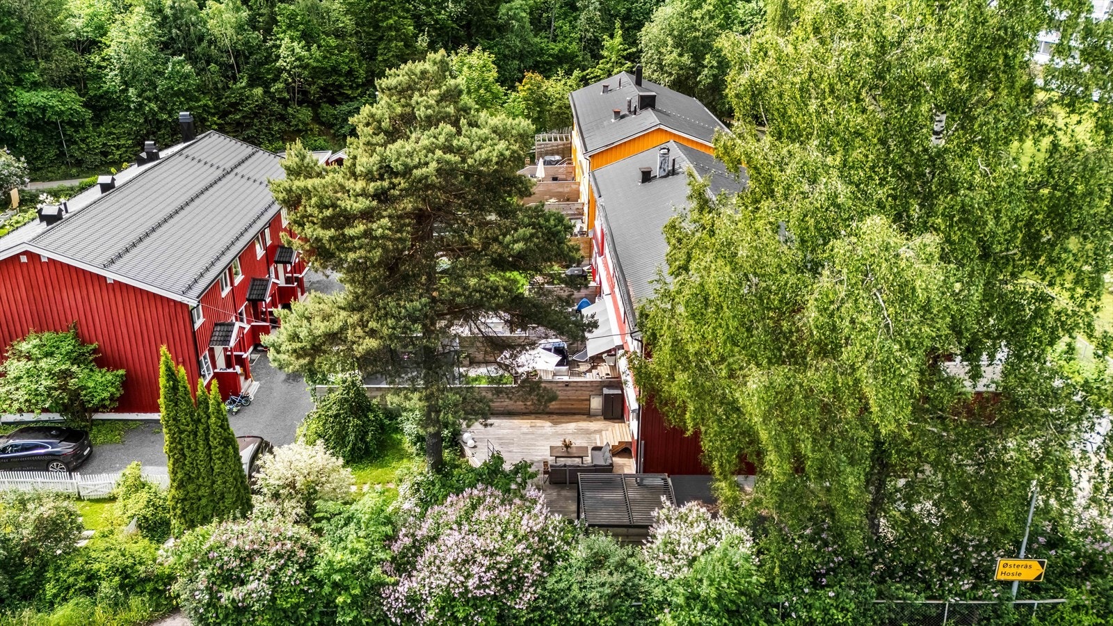 Romslig enderekkehus over tre plan, beliggende i et attraktivt og barnevennlig område på Lijordet/Eiksmarka. En av fordelene med å bo i enden av rekken er at man får større hage og mer privatliv. Her har man plass til å boltre seg! Galleribilde