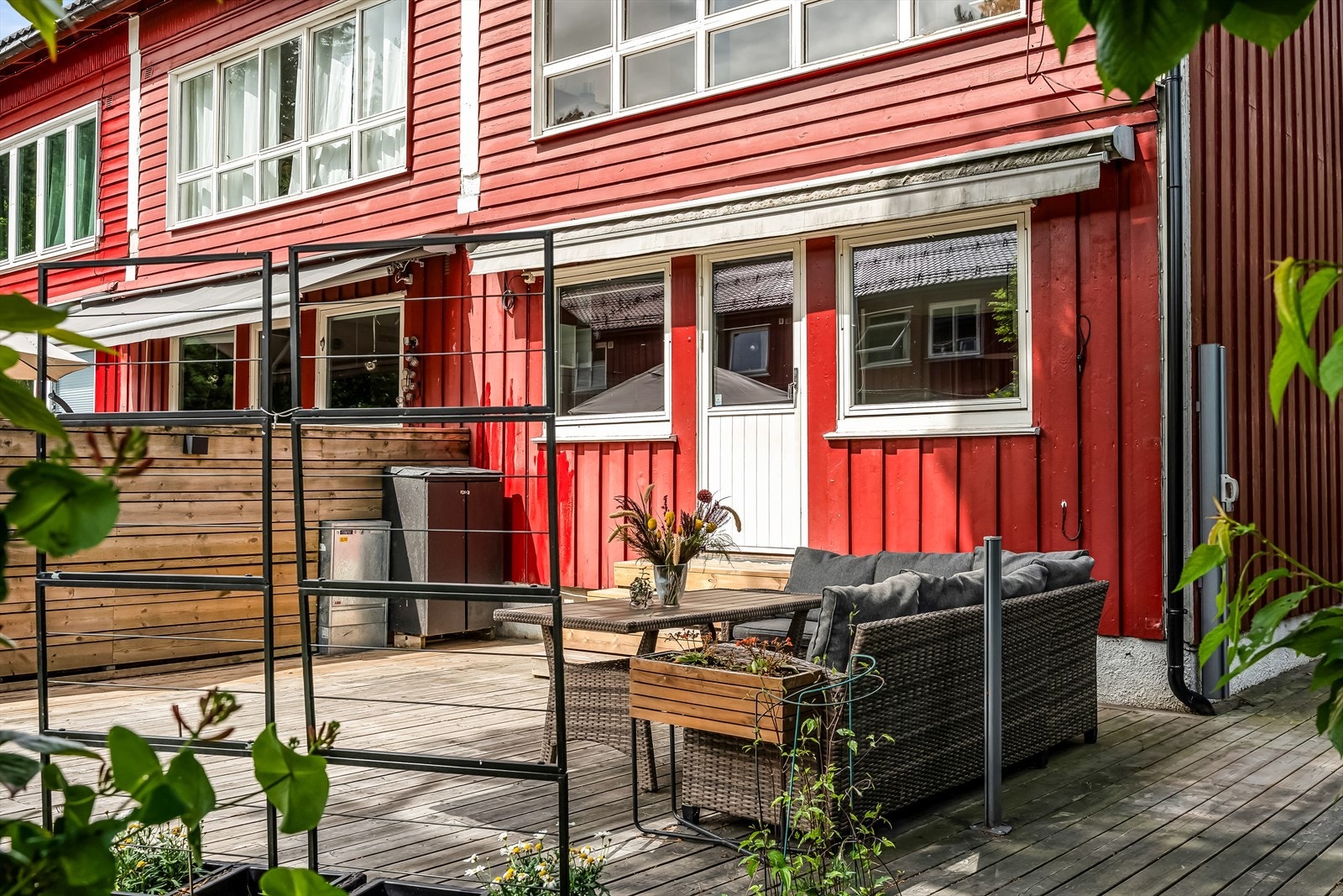 Hagabråten friområde er bare noen hundre meter unna- et populært rekreasjonsområde med flotte turstier, akebakke om vinteren, skøytebane, fotballbane og et hyggelig bålhus som legger til rette for sosialt samvær året rundt. Galleribilde