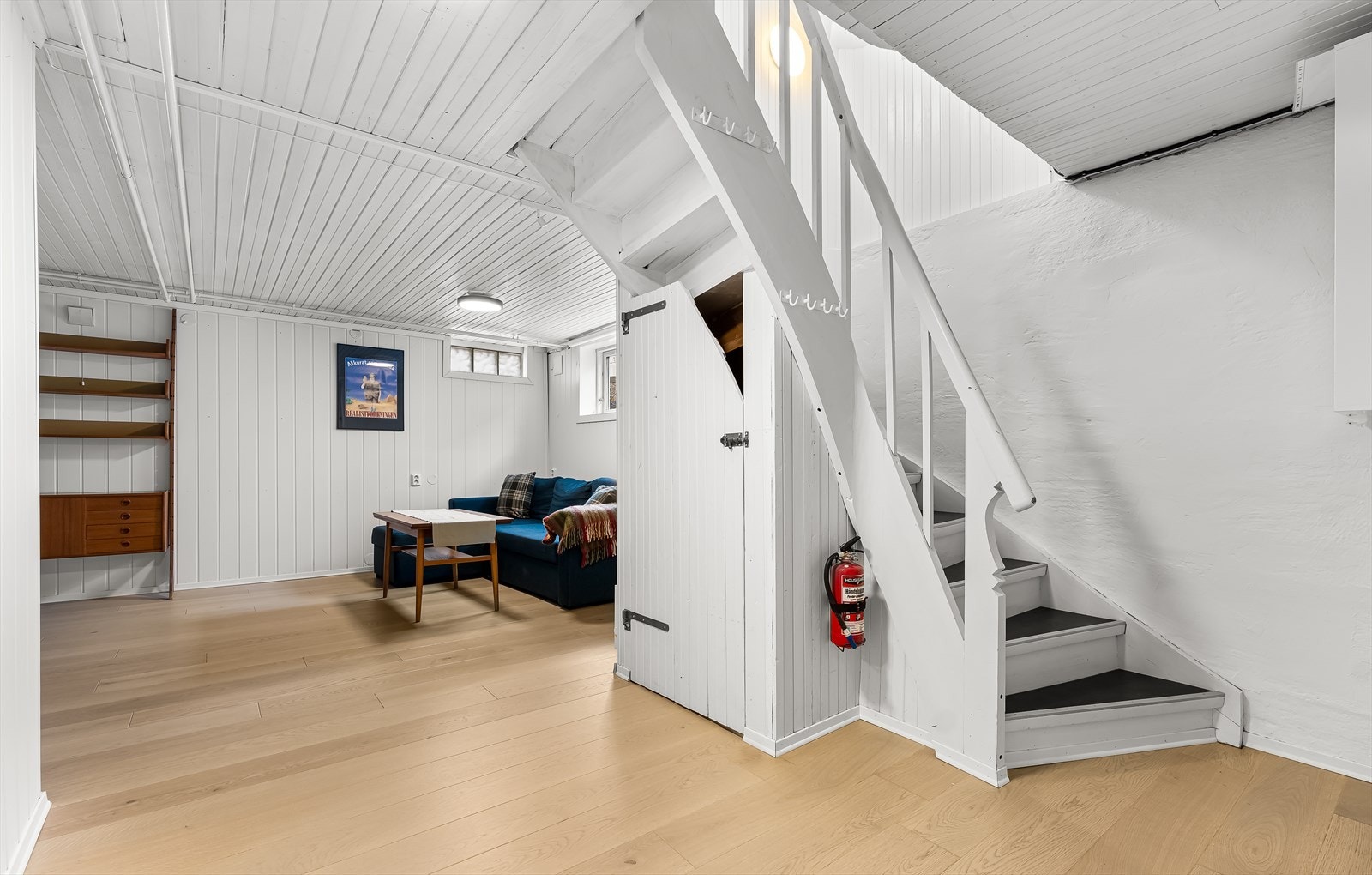 Det foreligger ikke tegninger over boligens u.etg og 1. etg fra kommunen, og megler har derfor ikke kunnet vurdere lovligheten av eiendommens bygningsdeler/bruk. Galleribilde
