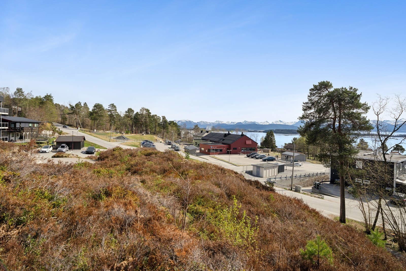 Oversikt over tomten som viser dens plassering i terrenget og adkomst fra vei. Galleribilde