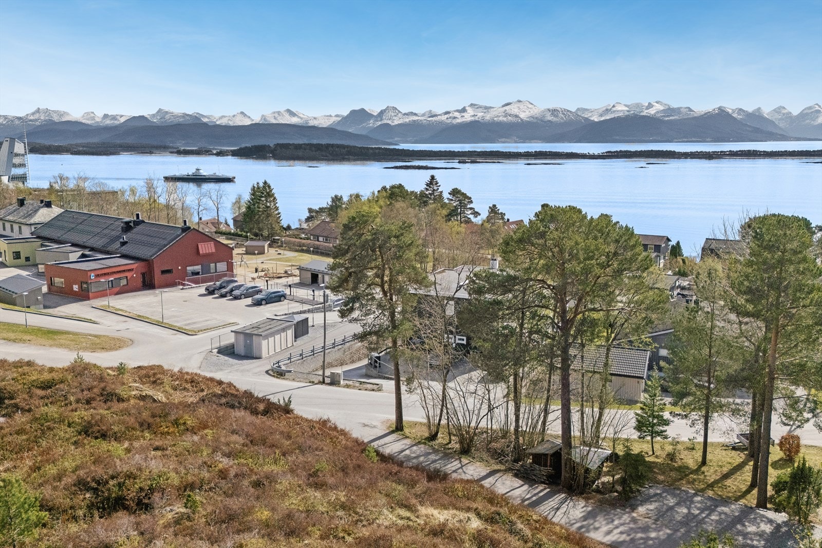 Her kan du følge med på båttrafikken på fjorden og nyte synet av fjellene som endrer seg med årstidene. Galleribilde