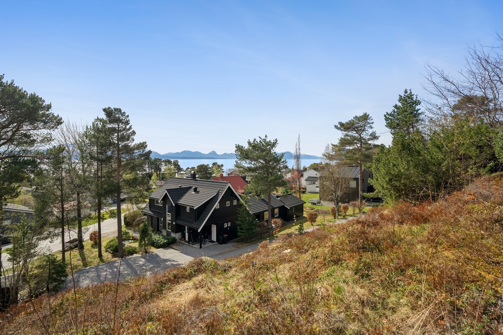 Eiendommen har en lett skrånende topografi som gir et godt utgangspunkt for utforming av bolig og uteområder. Galleribilde
